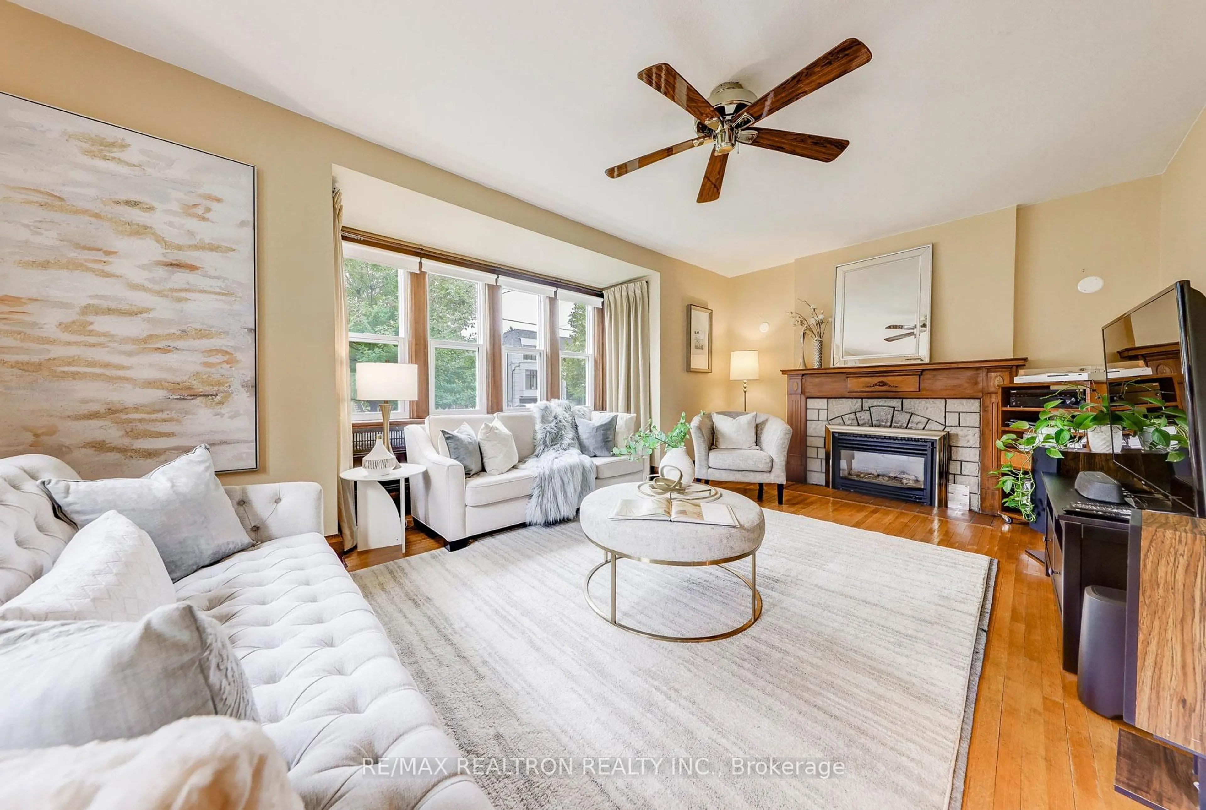 Living room with furniture, unknown for 246 St Germain Ave, Toronto Ontario M5M 1W3