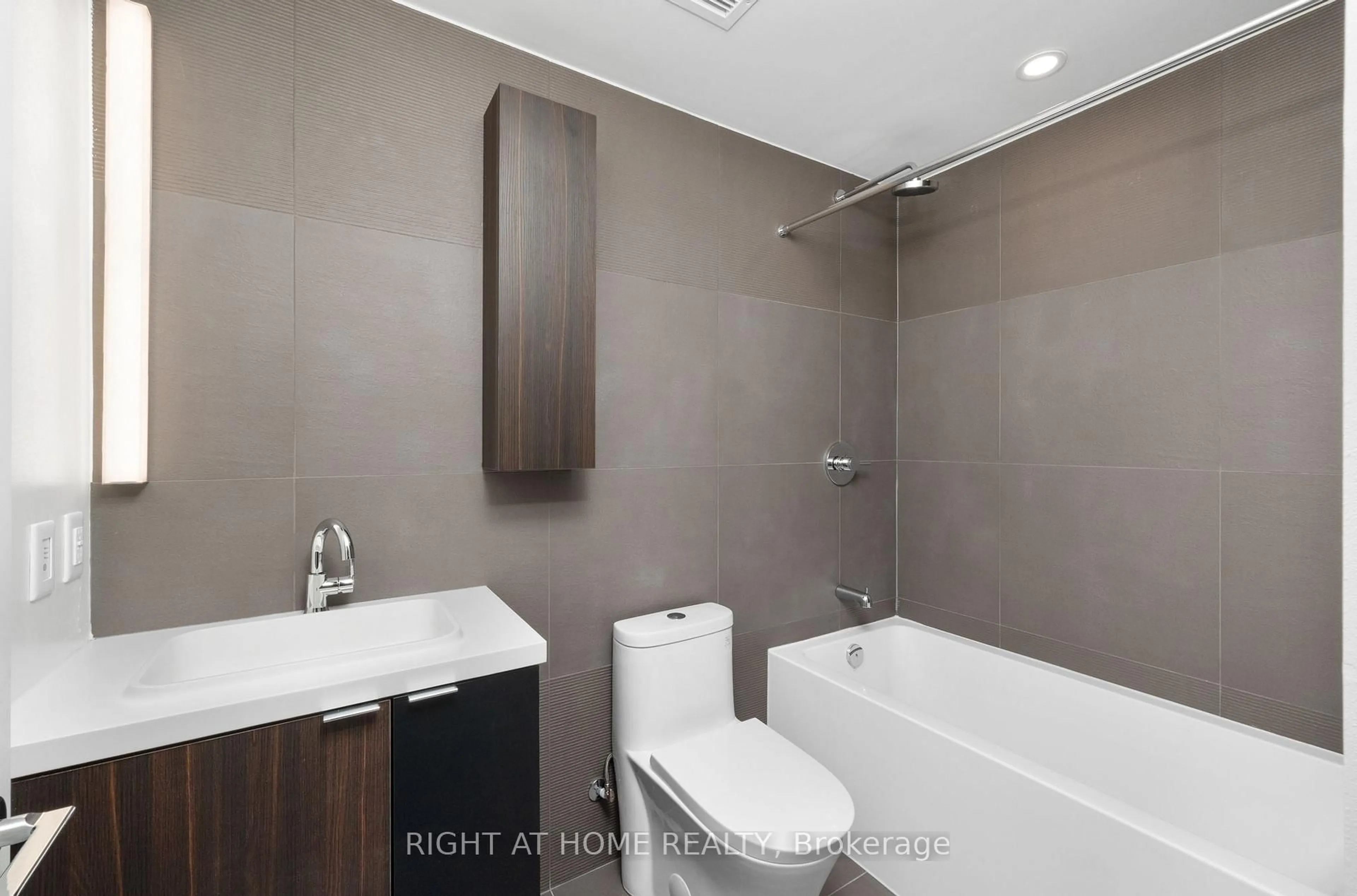 Standard bathroom, ceramic/tile floor for 35 Mercer St #1512, Toronto Ontario M5V 1H2