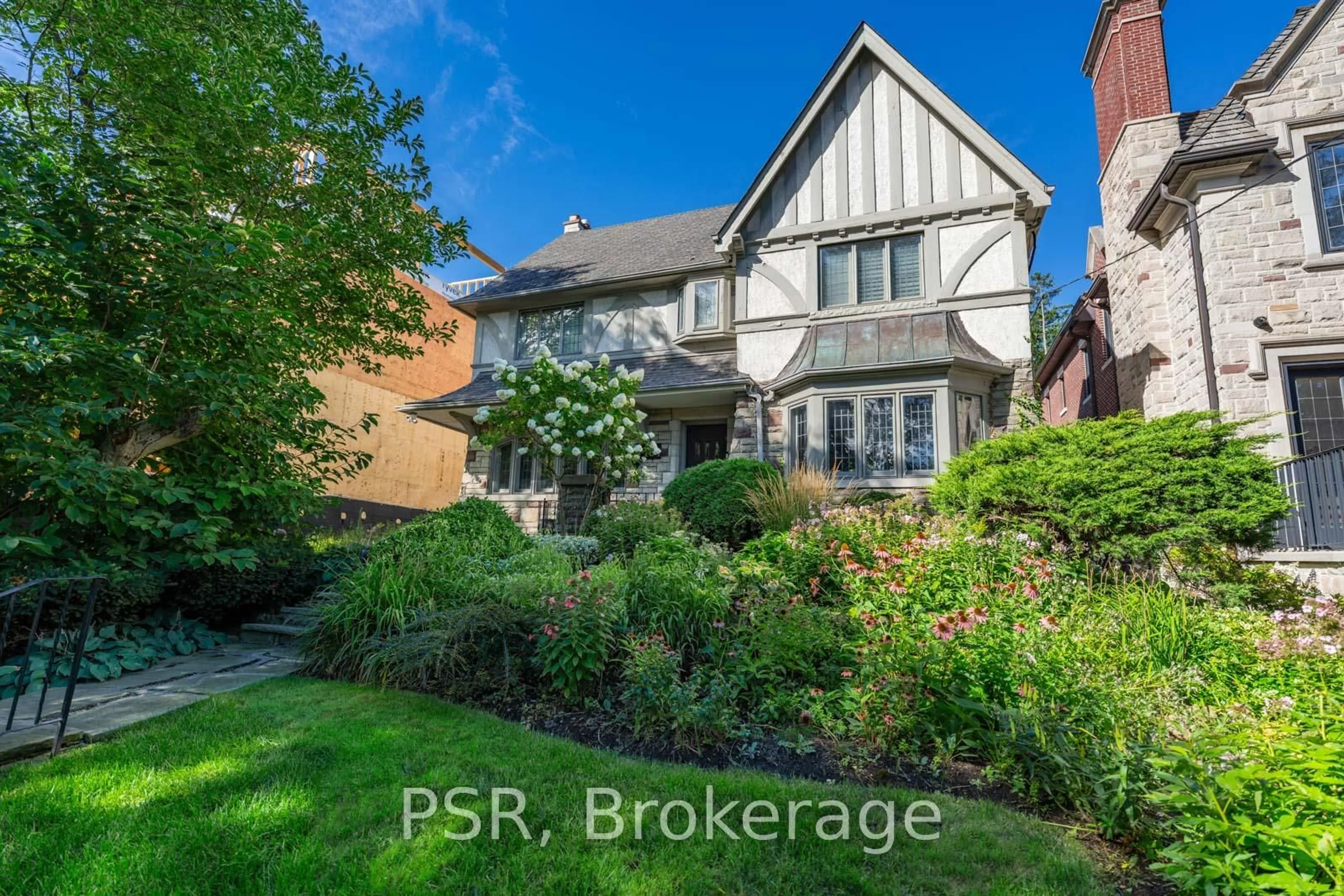 A pic from outside/outdoor area/front of a property/back of a property/a pic from drone, street for 164 Forest Hill Rd, Toronto Ontario M5P 2M9