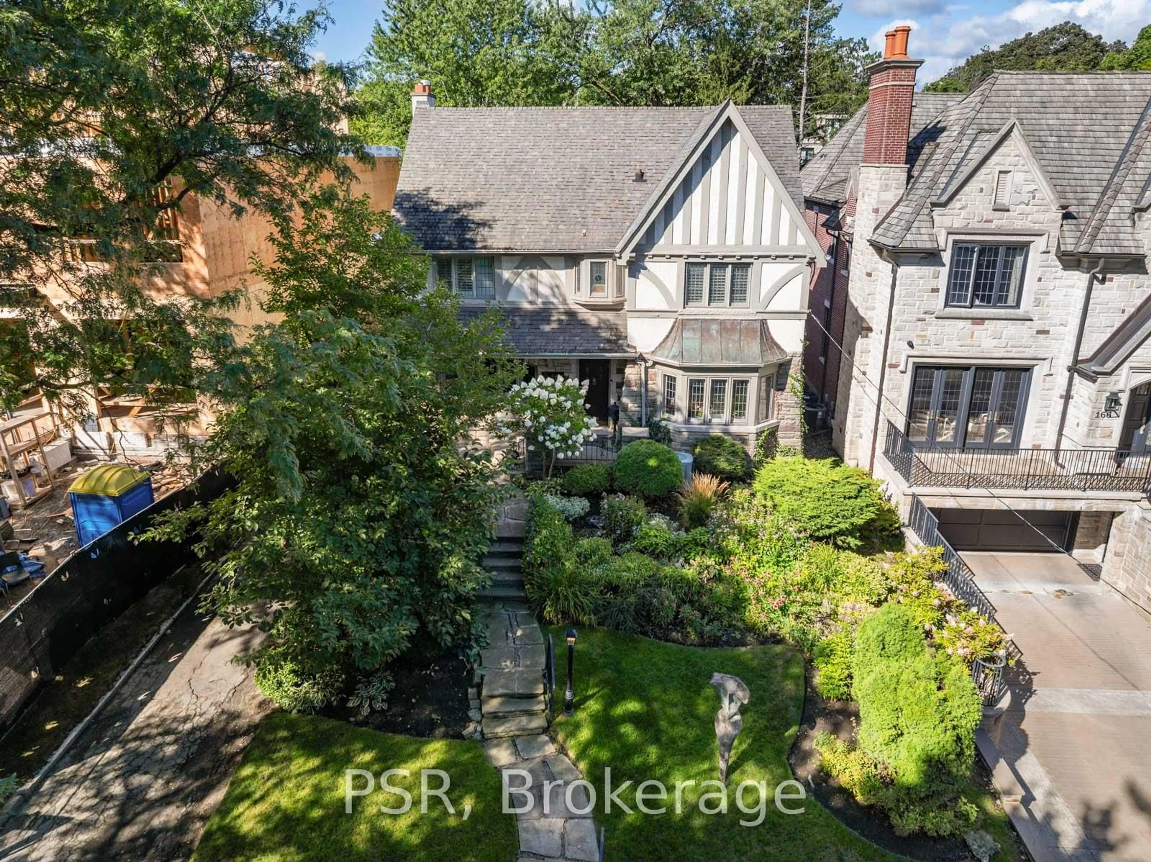 A pic from outside/outdoor area/front of a property/back of a property/a pic from drone, street for 164 Forest Hill Rd, Toronto Ontario M5P 2M9