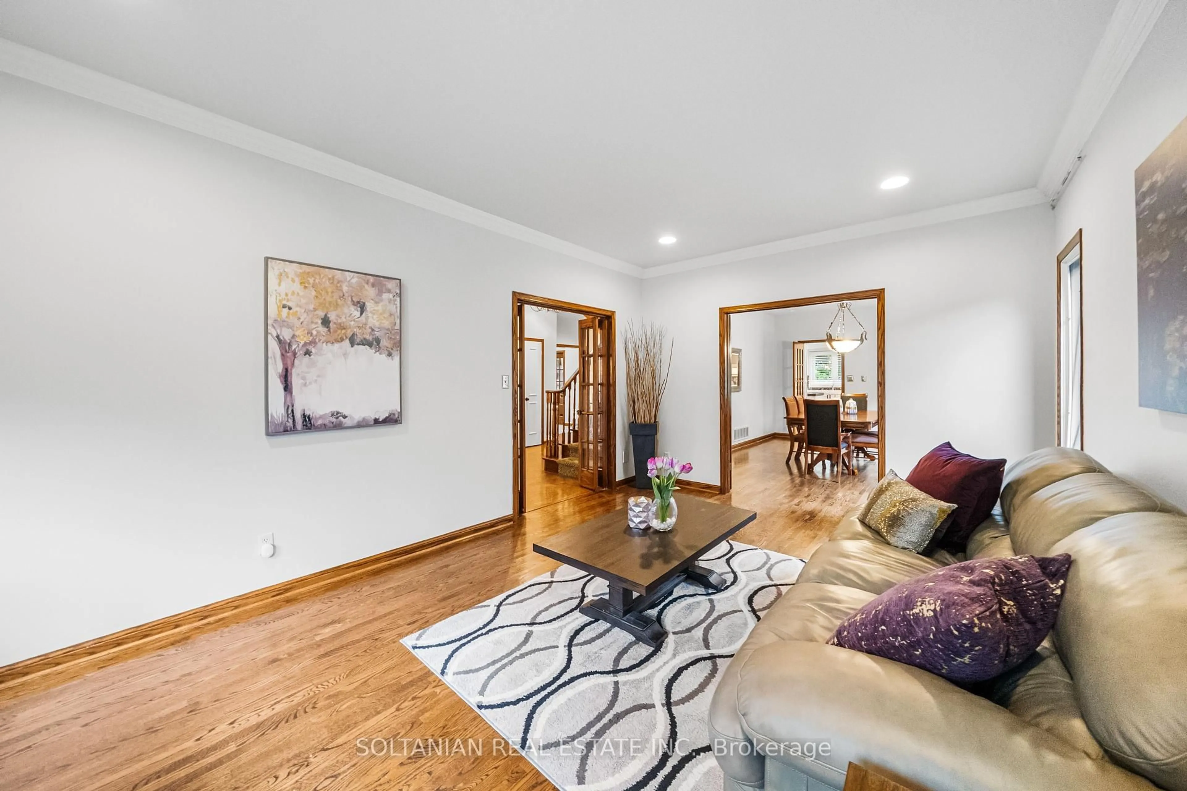 Living room with furniture, wood/laminate floor for 15 Wideford Pl, Toronto Ontario M2M 4H3