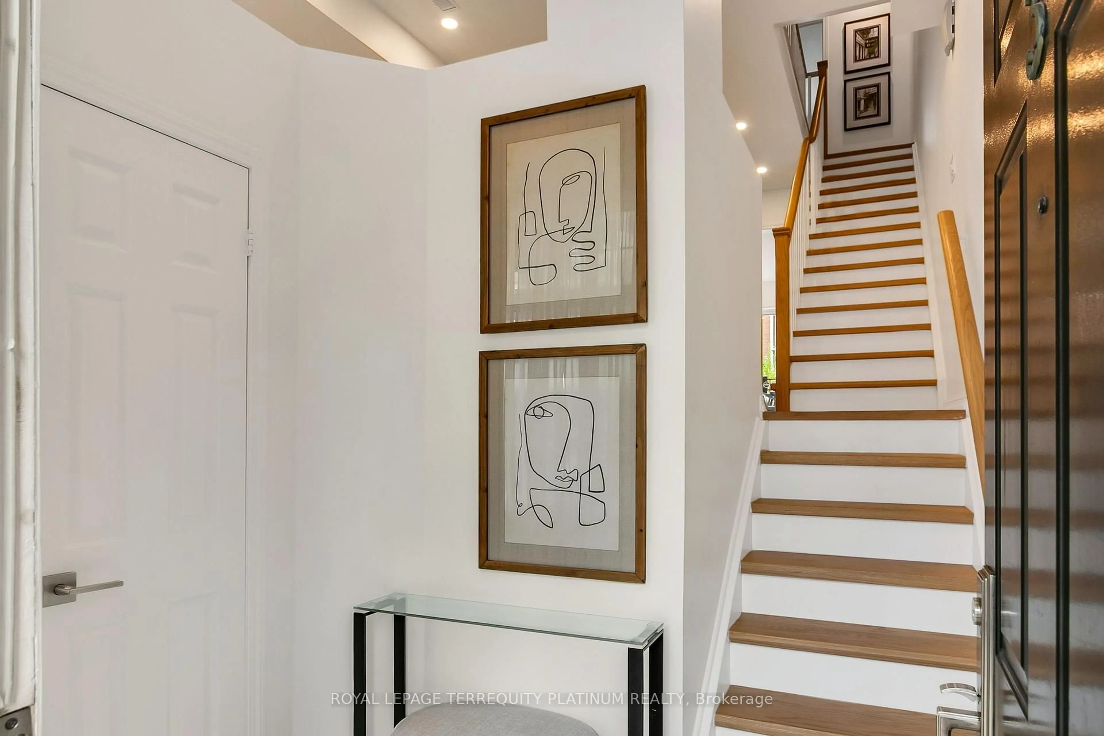 Indoor entryway for 151 Merton St #TH3, Toronto Ontario M4S 1A7