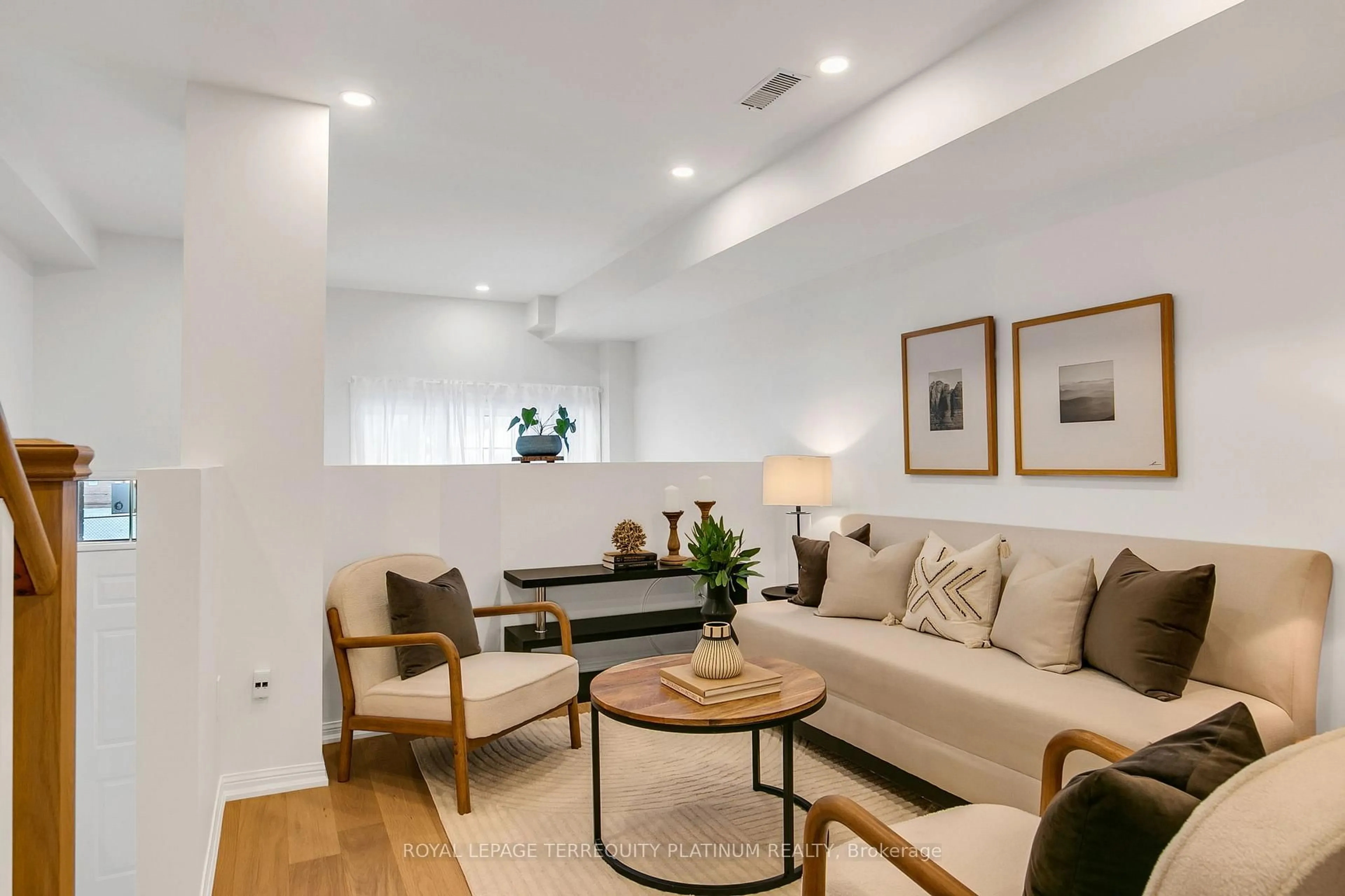 Living room with furniture, wood/laminate floor for 151 Merton St #TH3, Toronto Ontario M4S 1A7