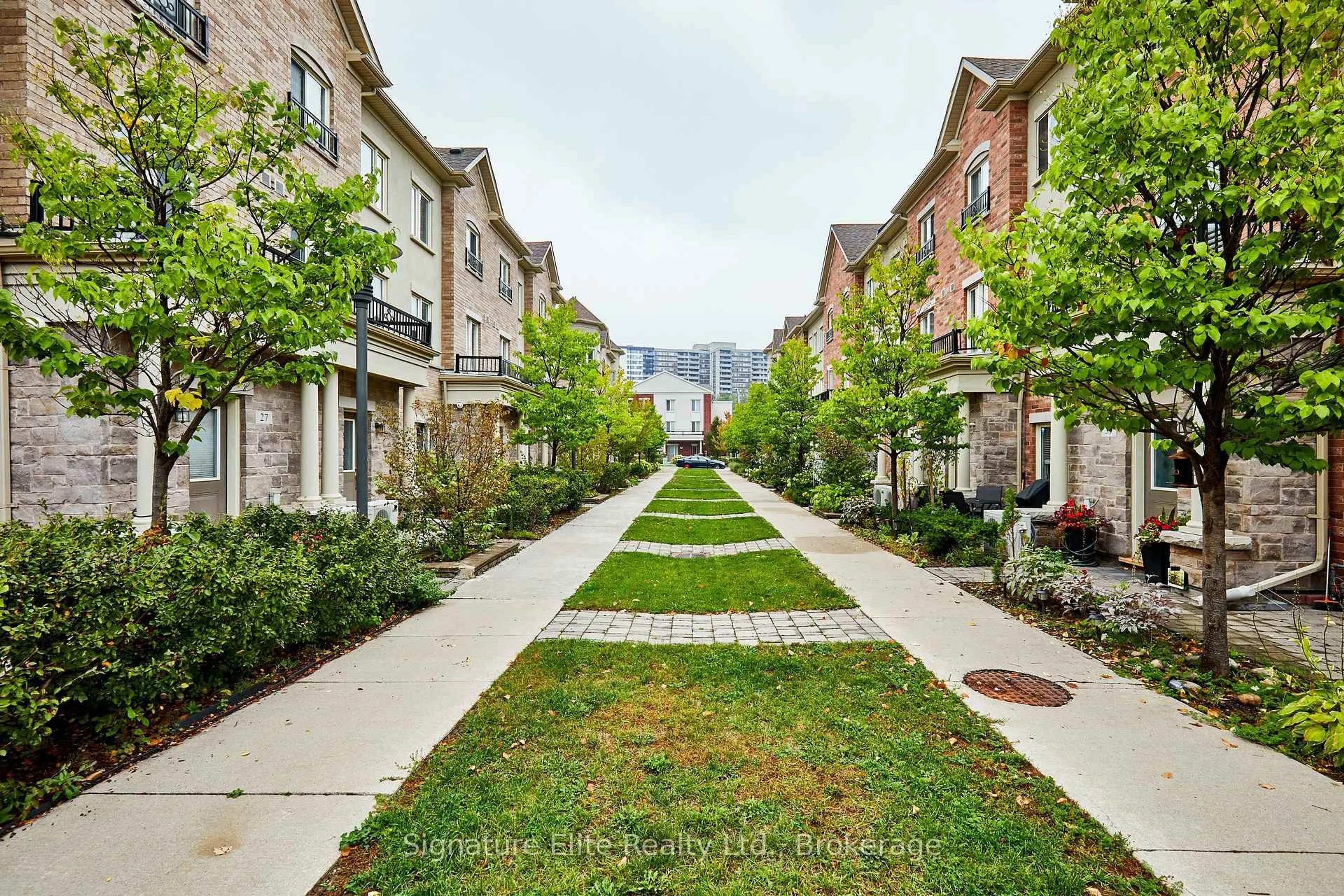 Patio, street for 31 Coneflower Cres #37, Toronto Ontario M2R 0A5