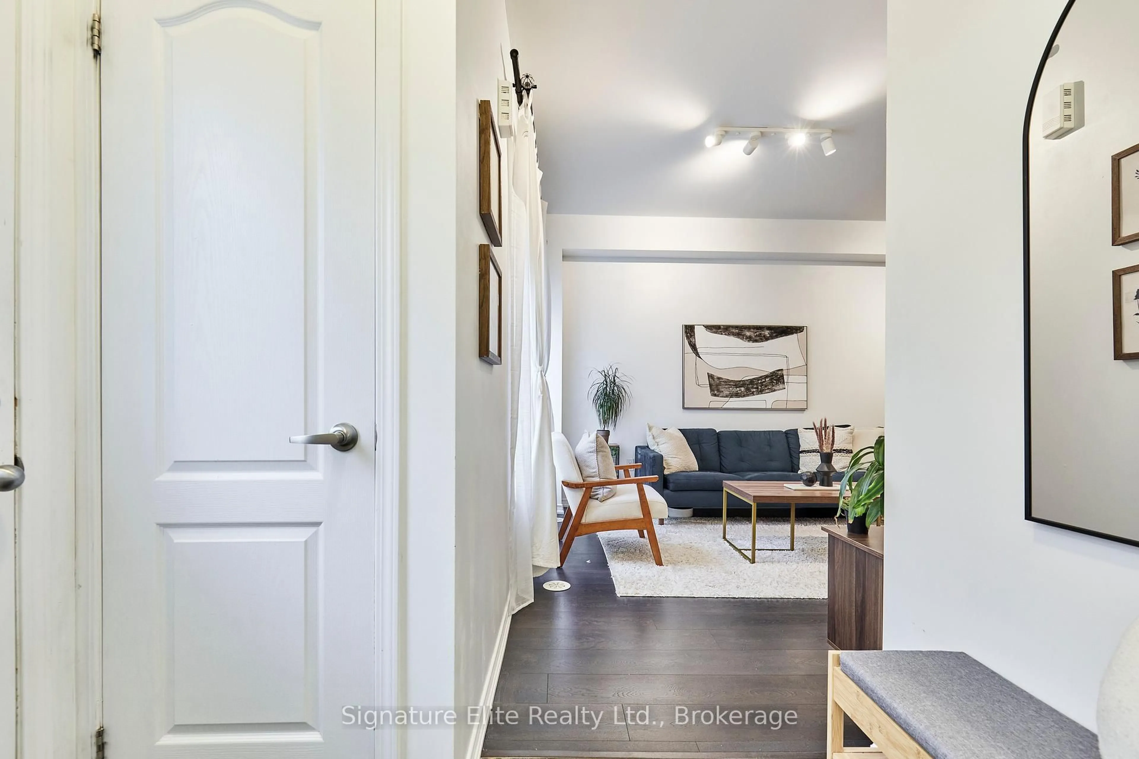 Indoor entryway for 31 Coneflower Cres #37, Toronto Ontario M2R 0A5