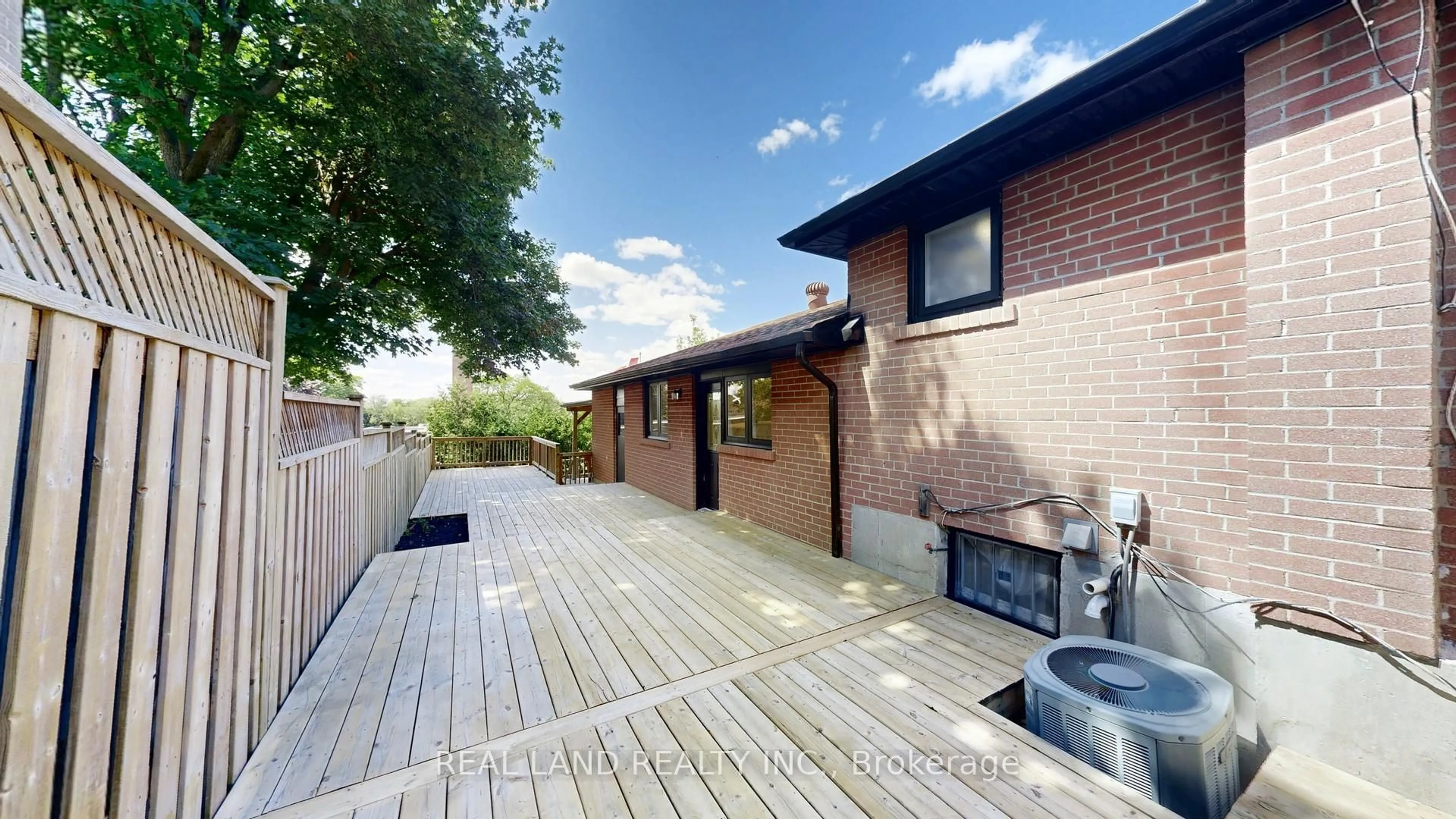 A pic from outside/outdoor area/front of a property/back of a property/a pic from drone, unknown for 38 Cresthaven Dr, Toronto Ontario M2H 1M1