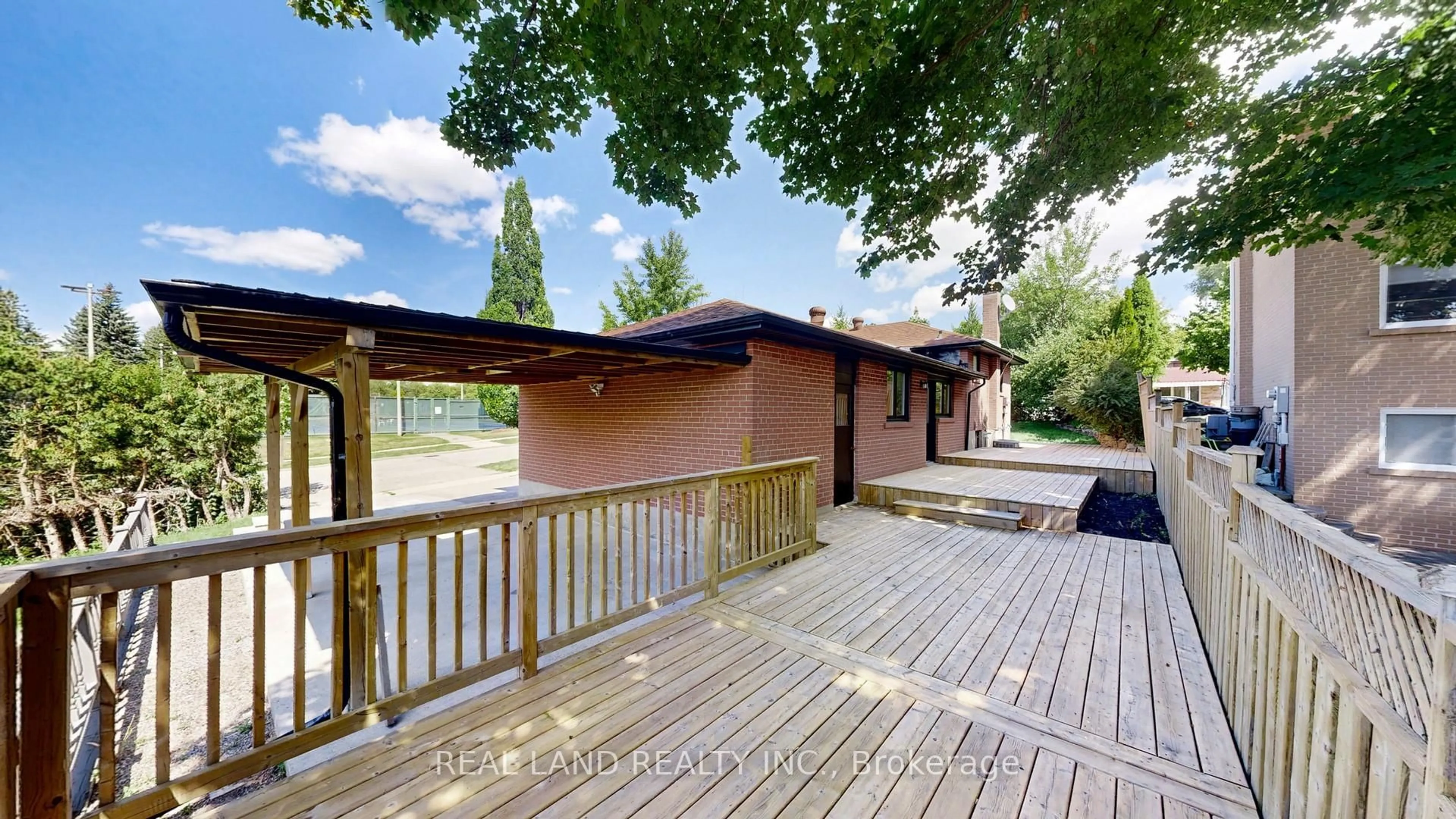 A pic from outside/outdoor area/front of a property/back of a property/a pic from drone, water/lake/river/ocean view for 38 Cresthaven Dr, Toronto Ontario M2H 1M1
