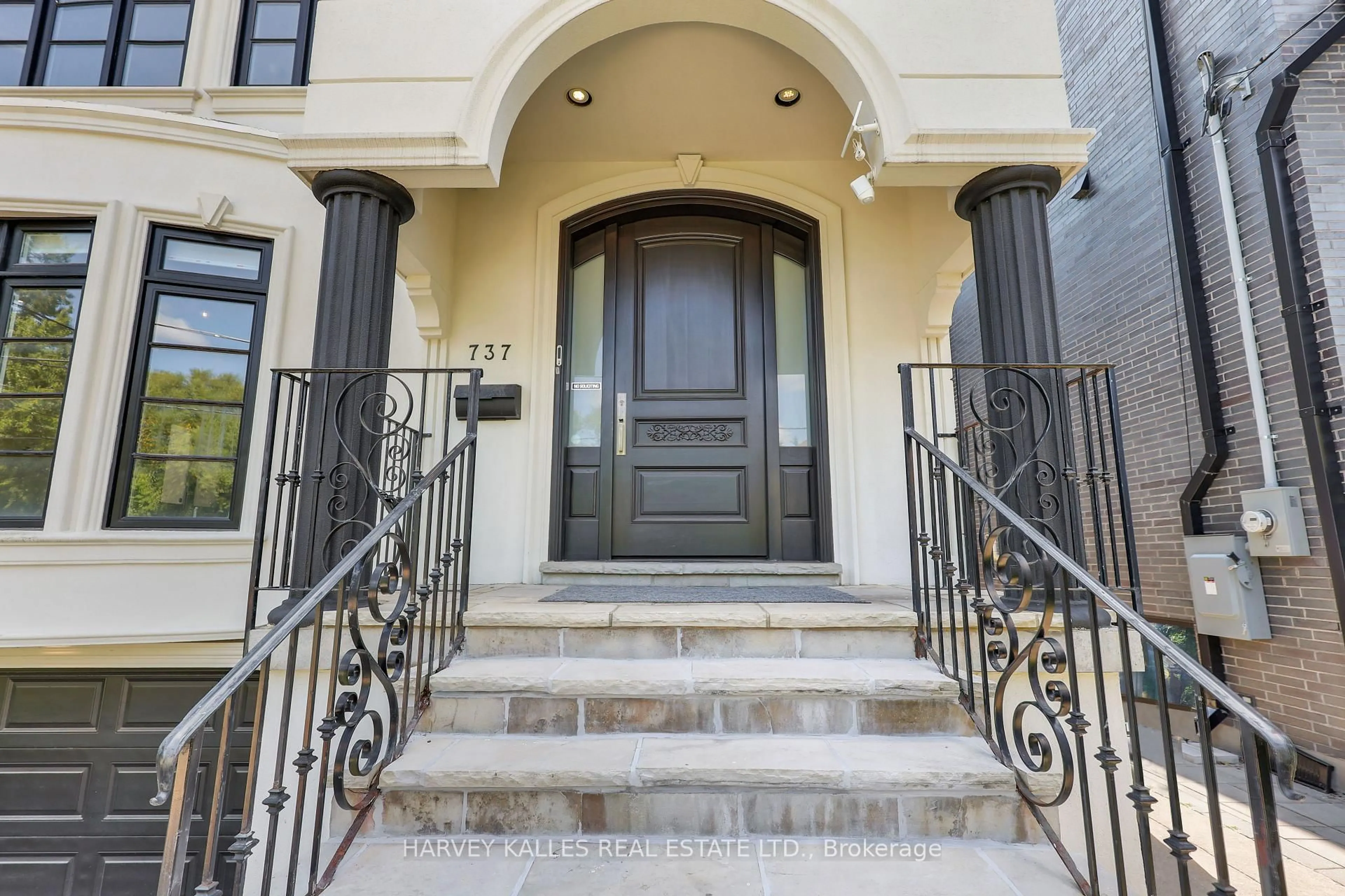 Indoor entryway for 737 Woburn Ave, Toronto Ontario M5M 1M2