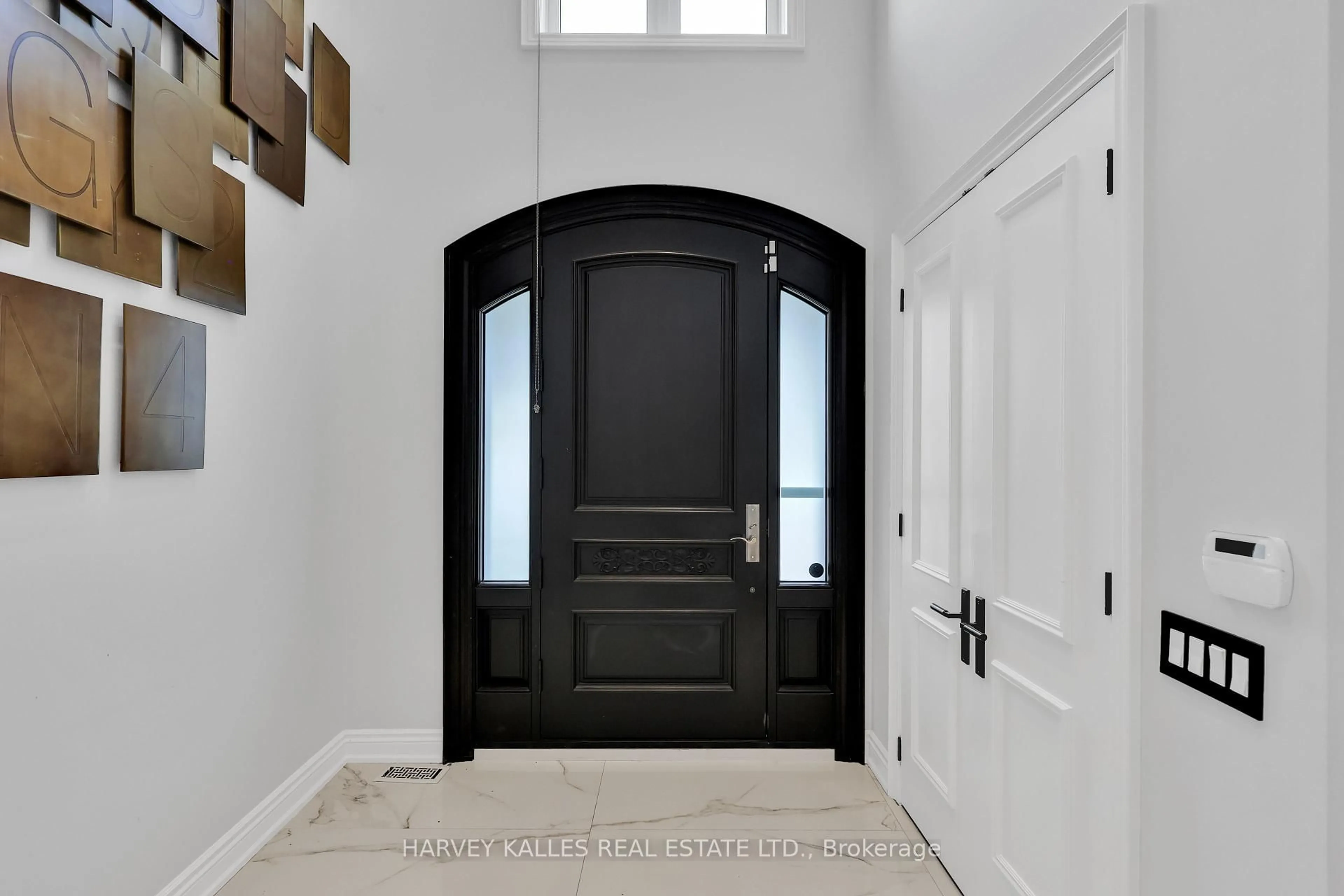 Indoor entryway for 737 Woburn Ave, Toronto Ontario M5M 1M2