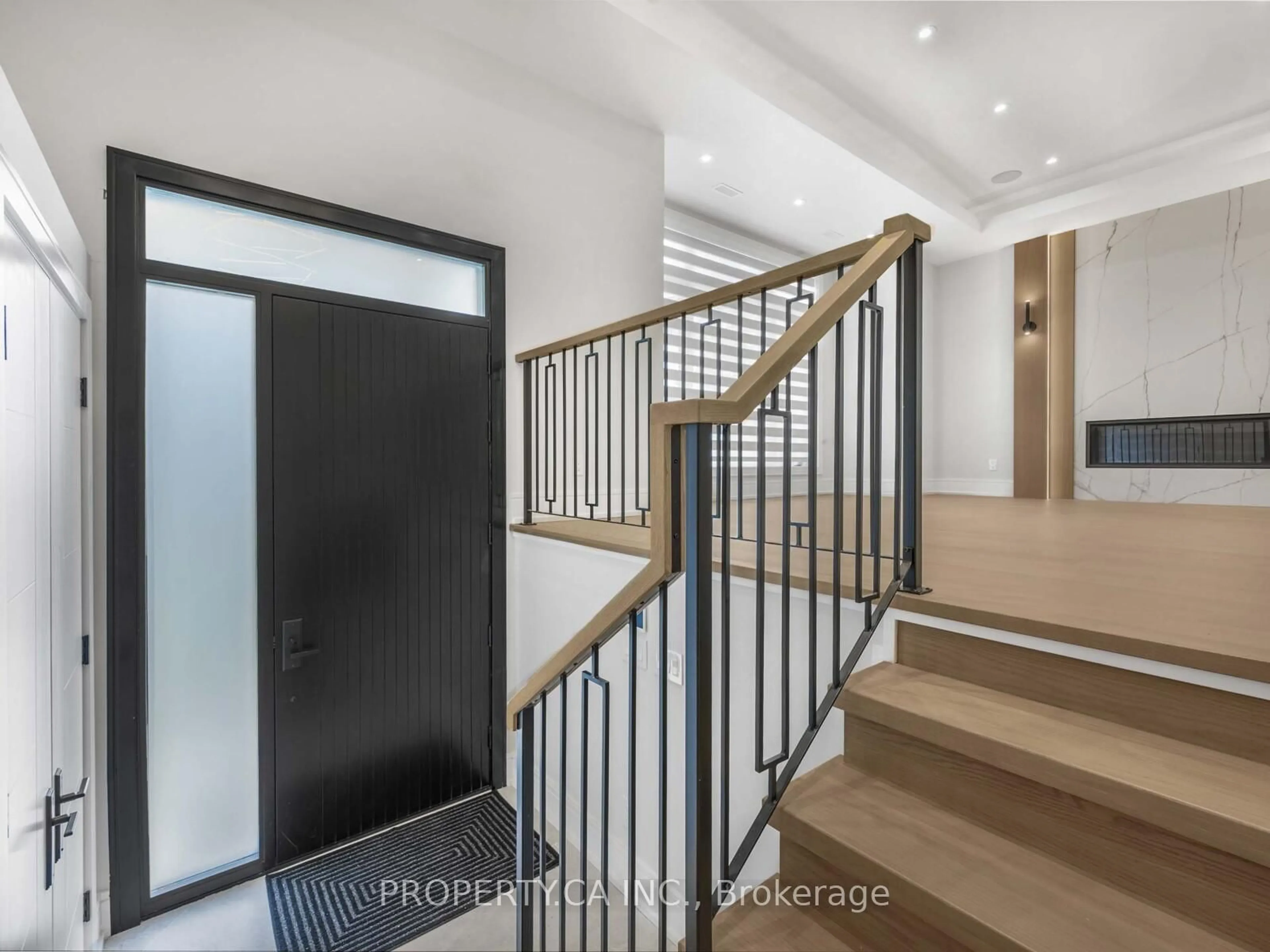 Indoor foyer for 68 Lynnhaven Rd, Toronto Ontario M6A 2K9