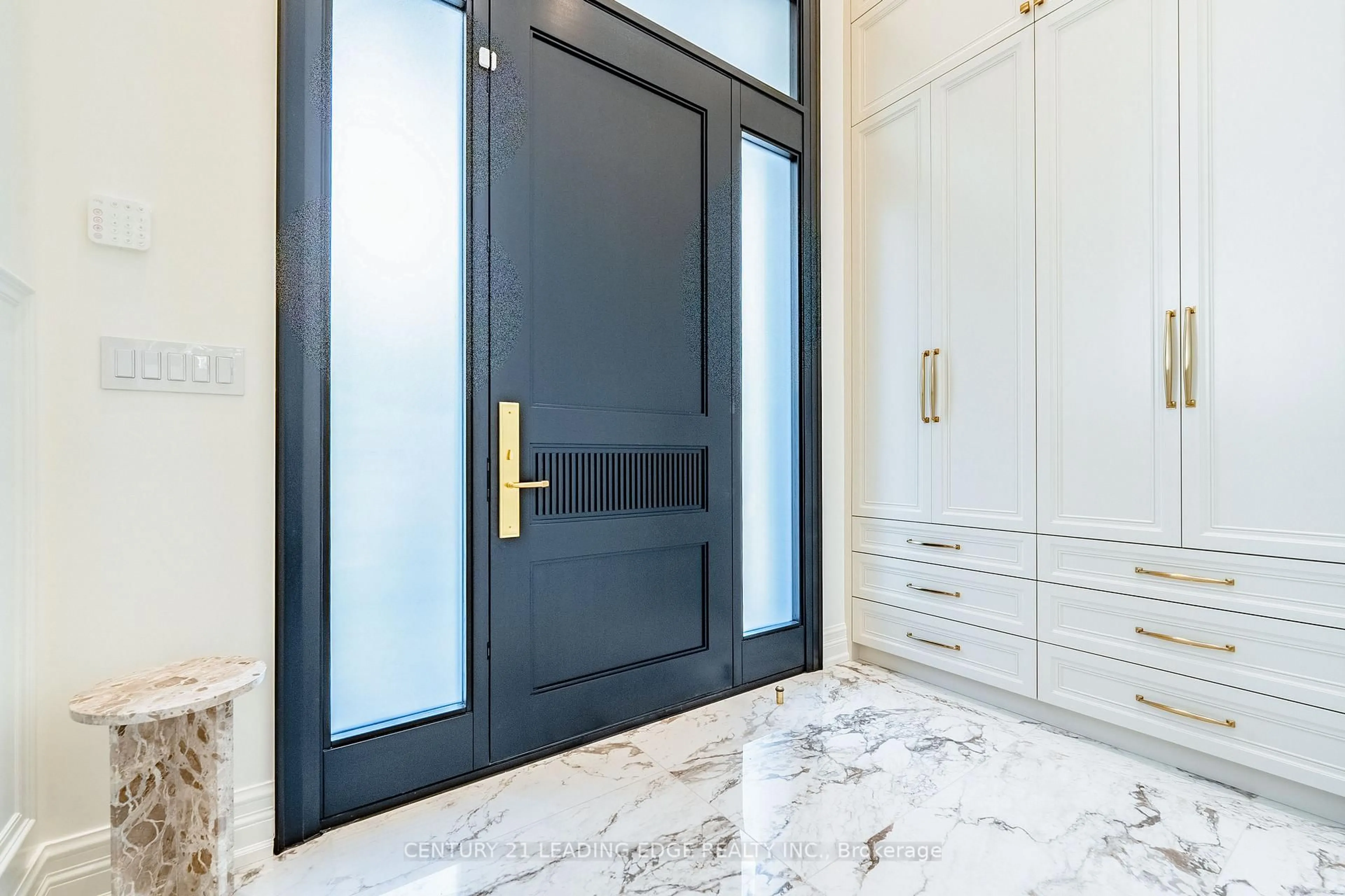 Indoor entryway for 22 KING HIGH Ave, Toronto Ontario M3H 3A7