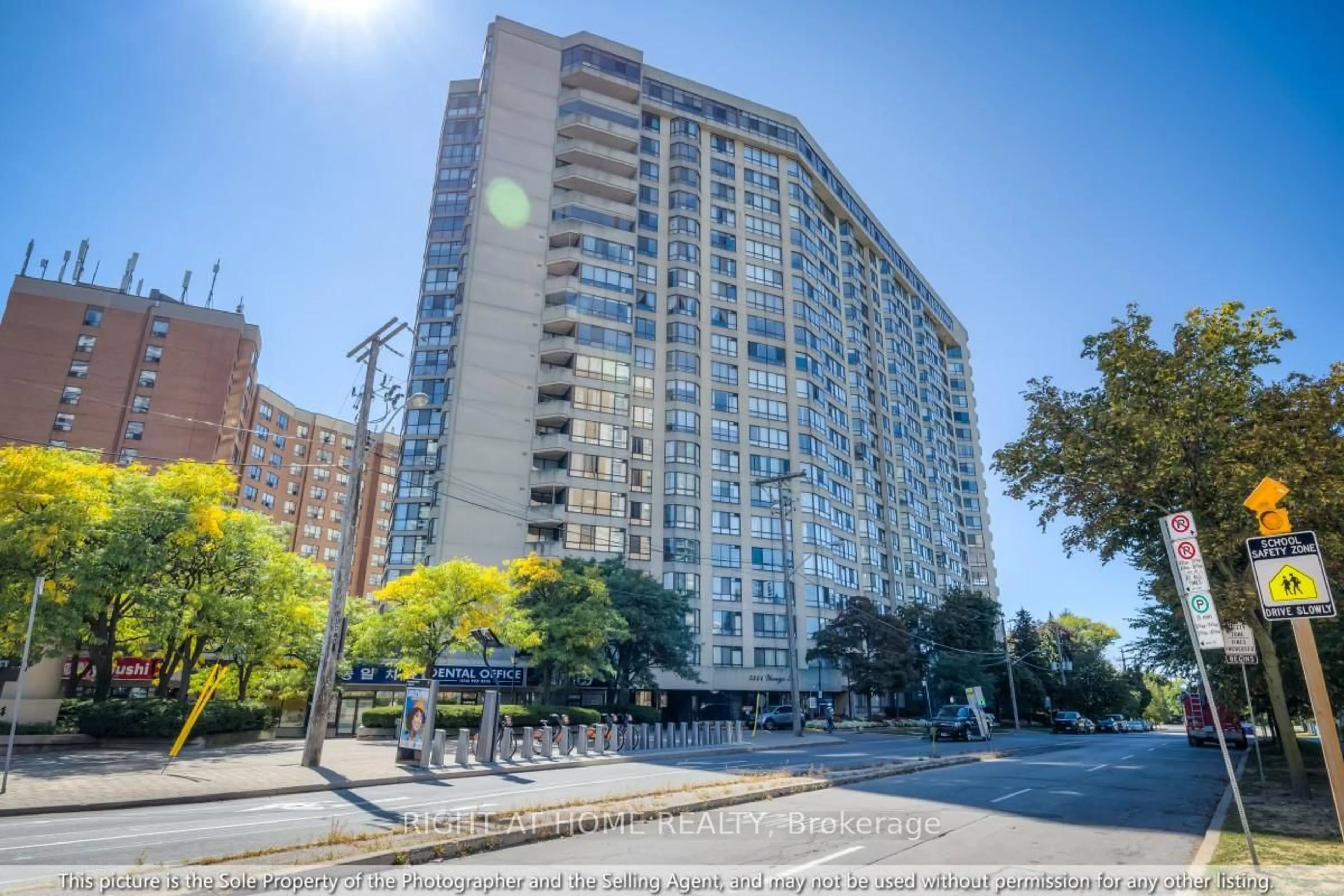A pic from outside/outdoor area/front of a property/back of a property/a pic from drone, city buildings view from balcony for 5444 Yonge St #1810, Toronto Ontario M2N 6J4