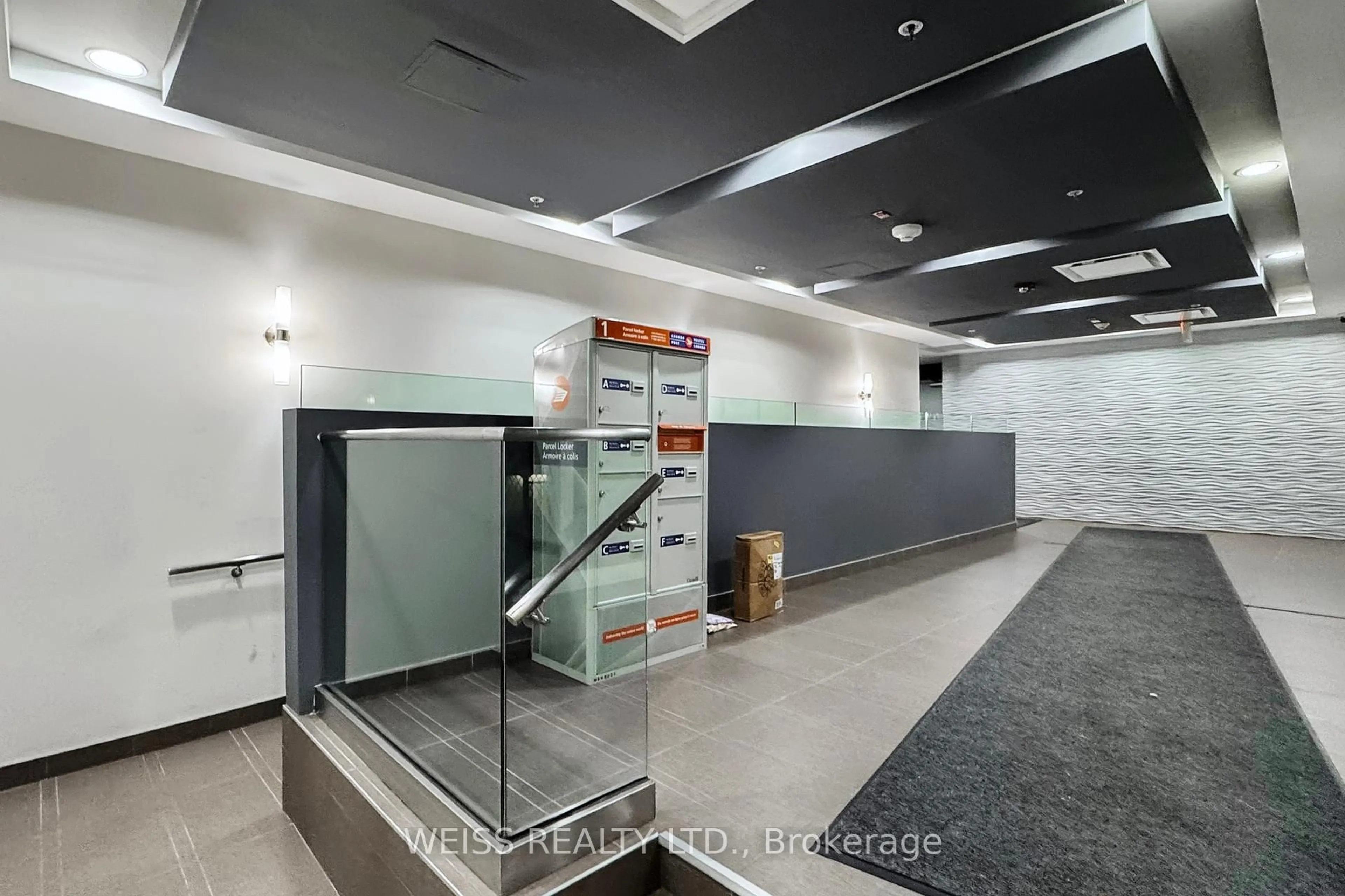 Indoor foyer for 707 Dovercourt Rd #215, Toronto Ontario M6H 0B5