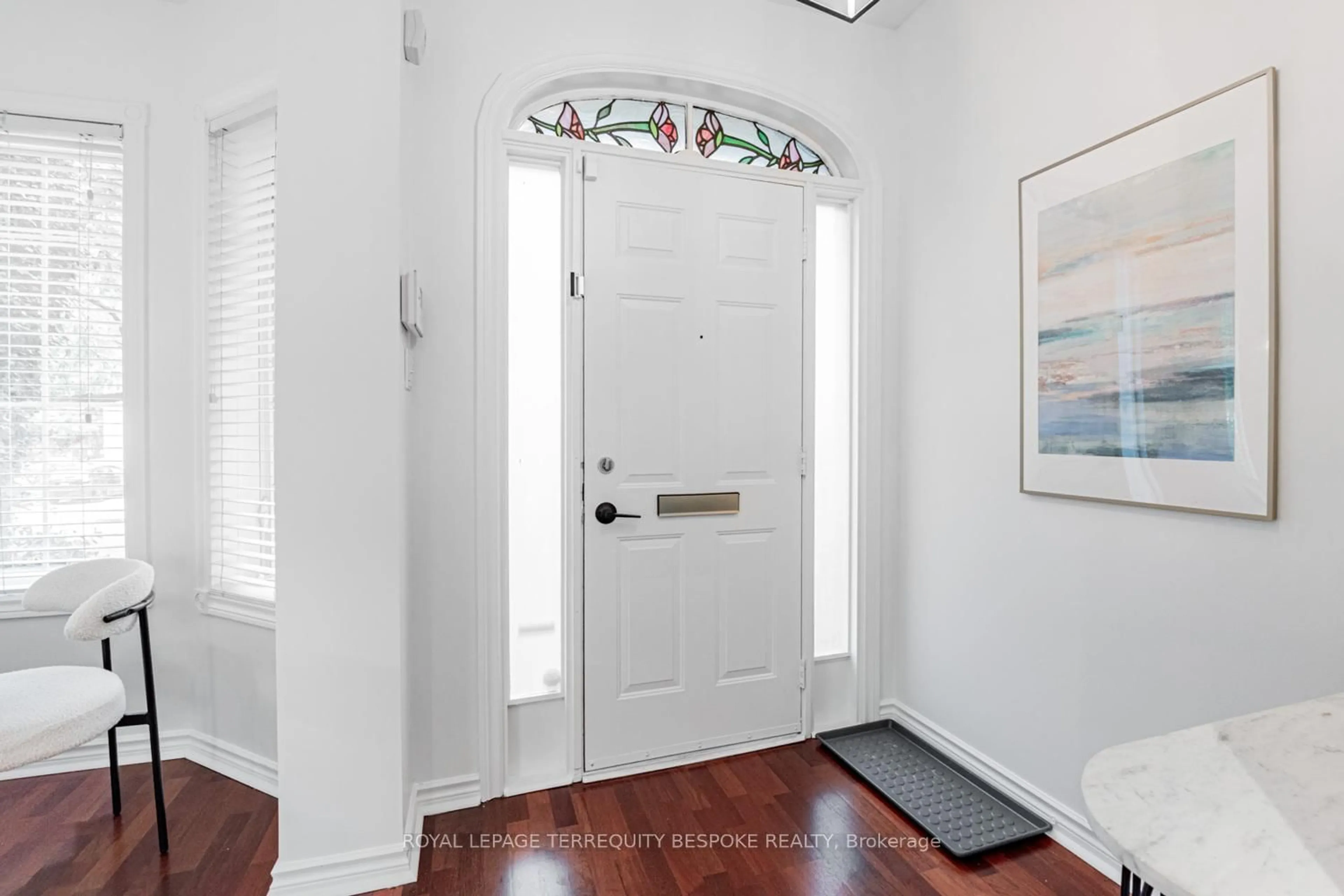Indoor entryway for 16 Phoebe St, Toronto Ontario M5T 2Z3