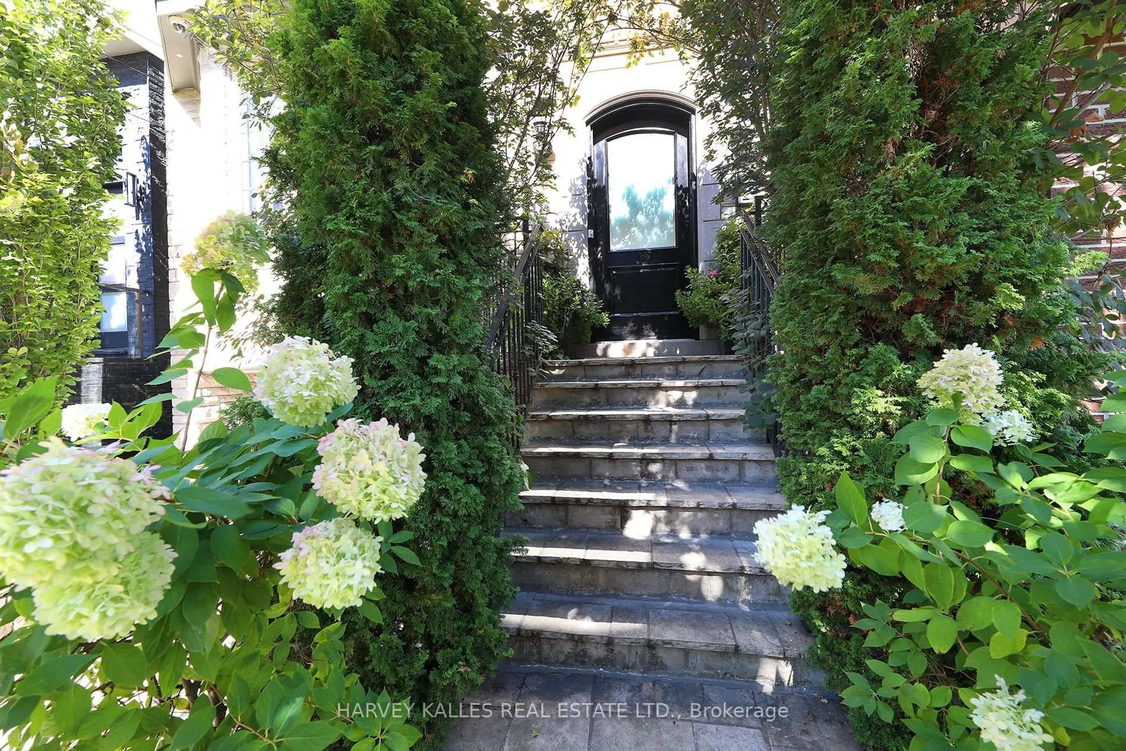Indoor entryway for 370 Douglas Ave, Toronto Ontario M5M 1H4