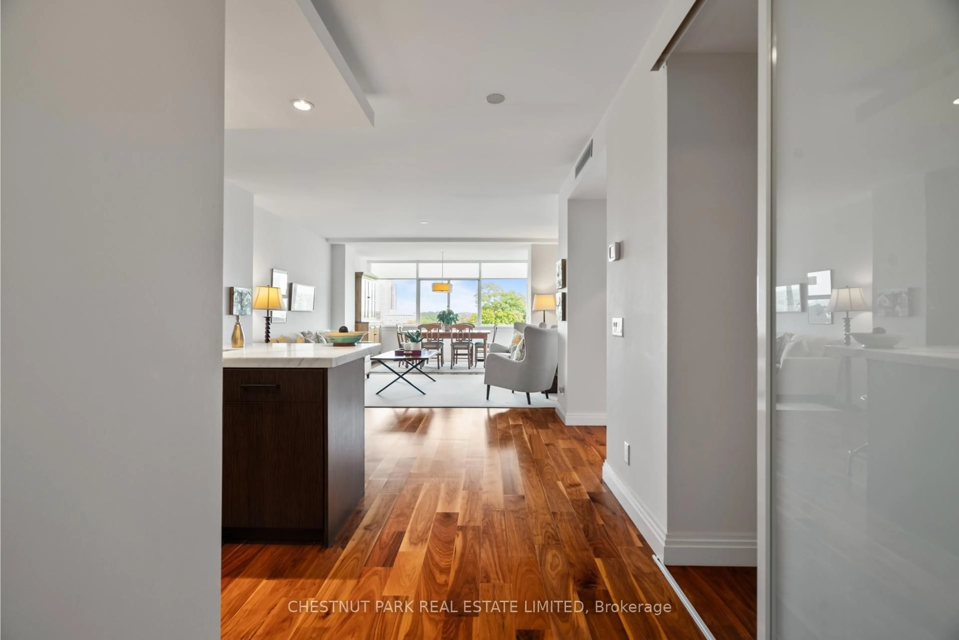 Indoor entryway for 1 Benvenuto Pl #720, Toronto Ontario M4V 2L1