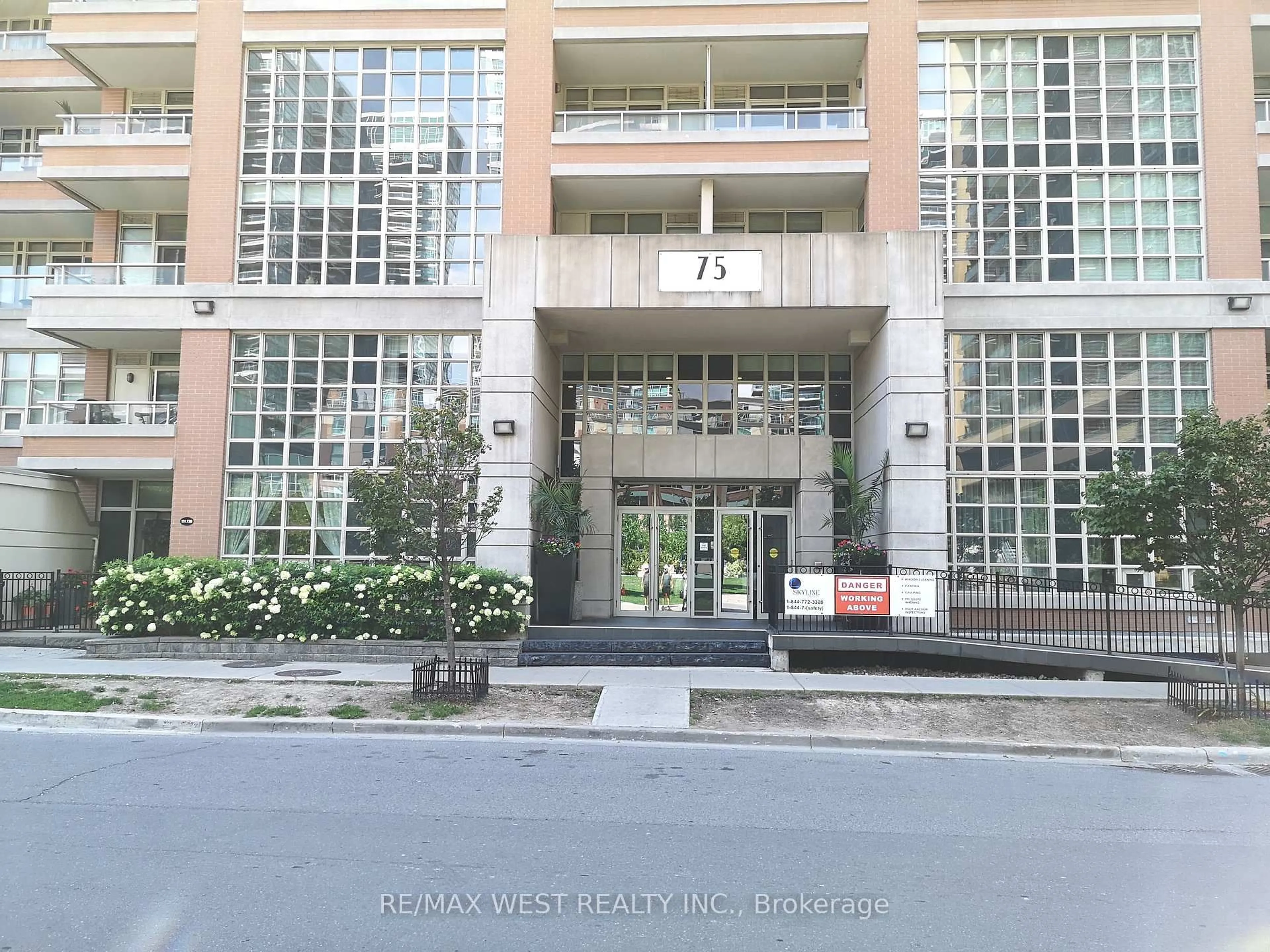 Indoor foyer for 75 East Liberty St #1718, Toronto Ontario M6K 3R3