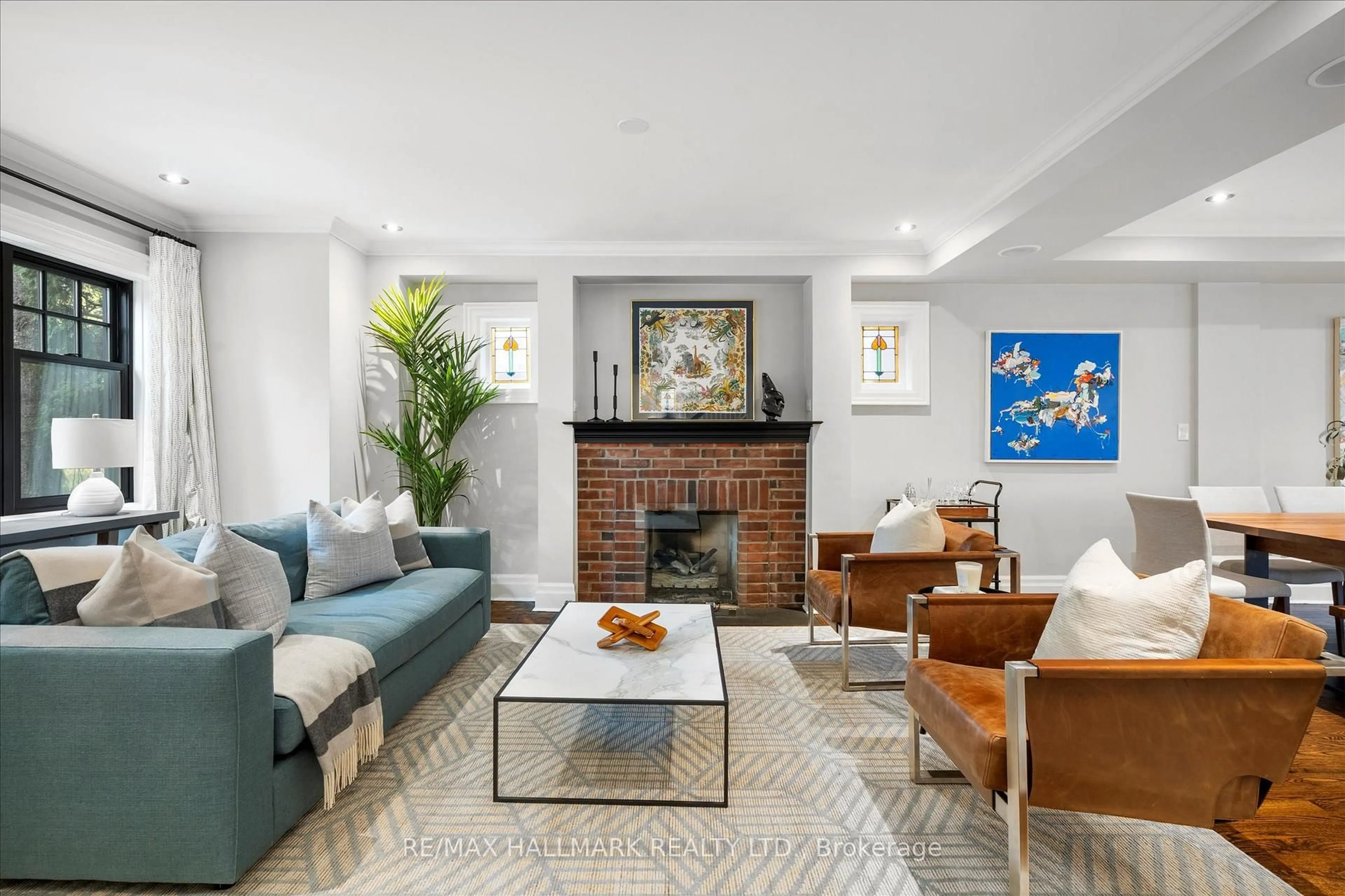 Living room with furniture, unknown for 194 Snowdon Ave, Toronto Ontario M4N 2B2