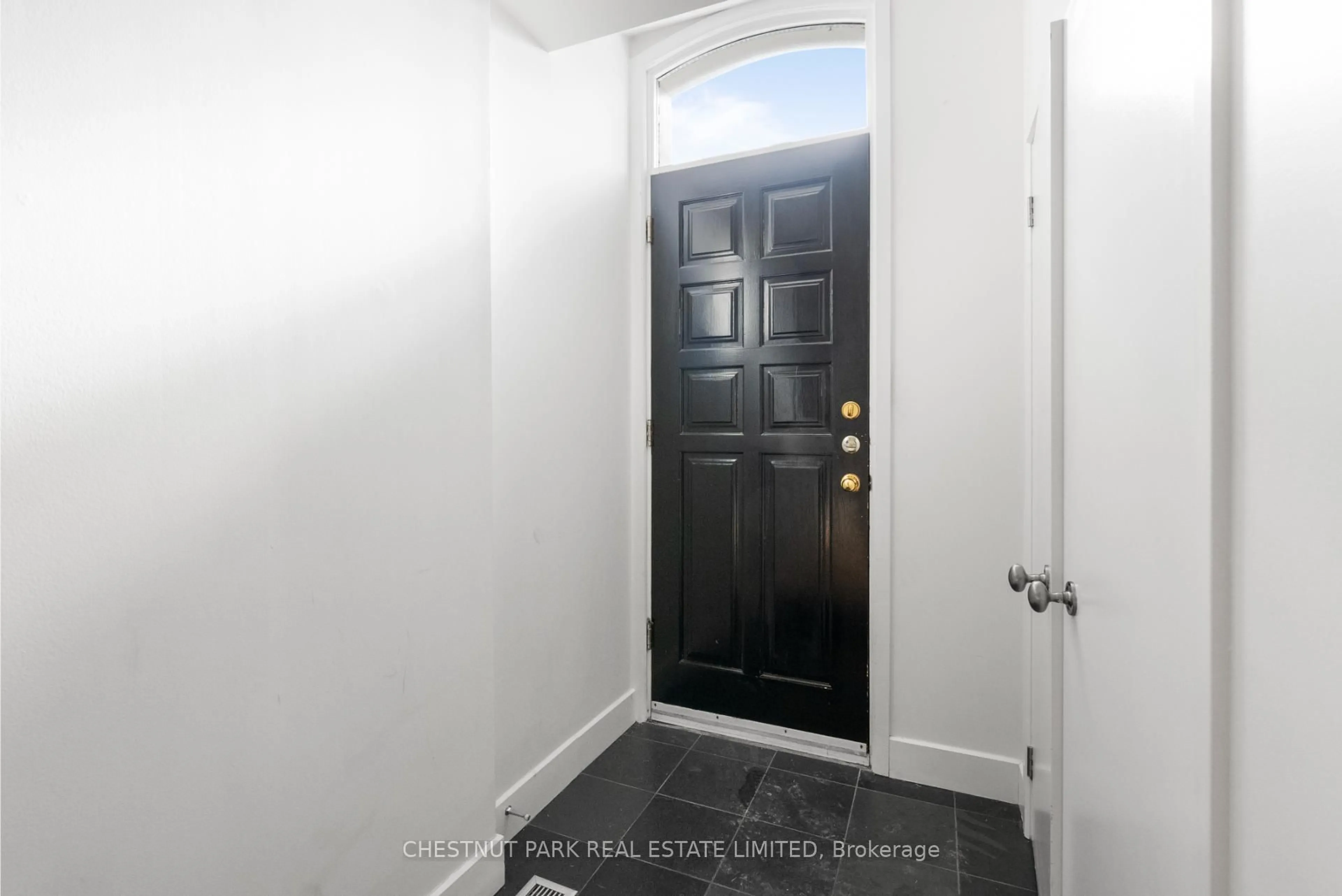 Indoor entryway for 68 Belmont St, Toronto Ontario M5R 1P8