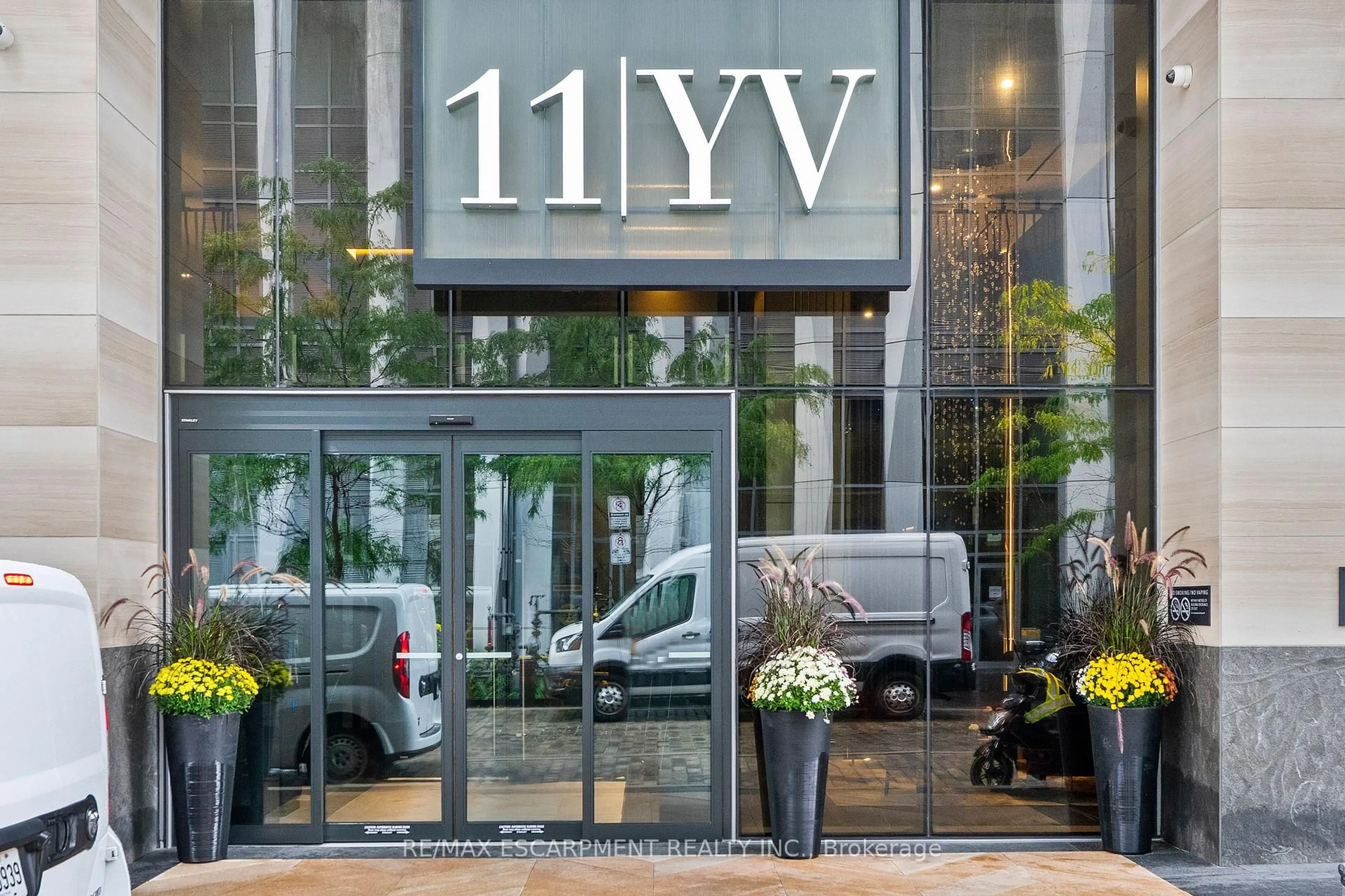 Indoor foyer for 11 Yorkville Ave #2113, Toronto Ontario M4W 1L2