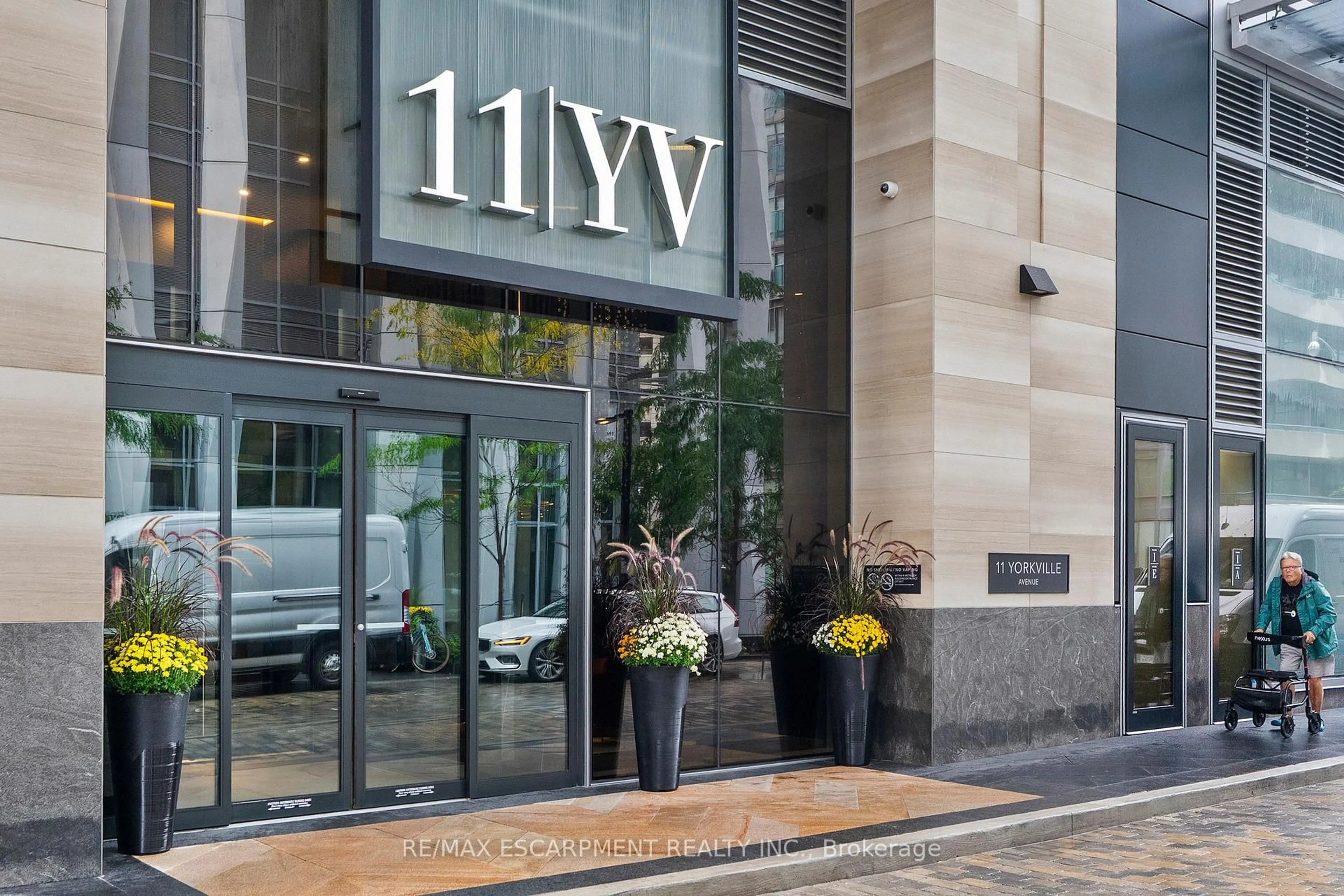 Indoor foyer for 11 Yorkville Ave #2113, Toronto Ontario M4W 1L2