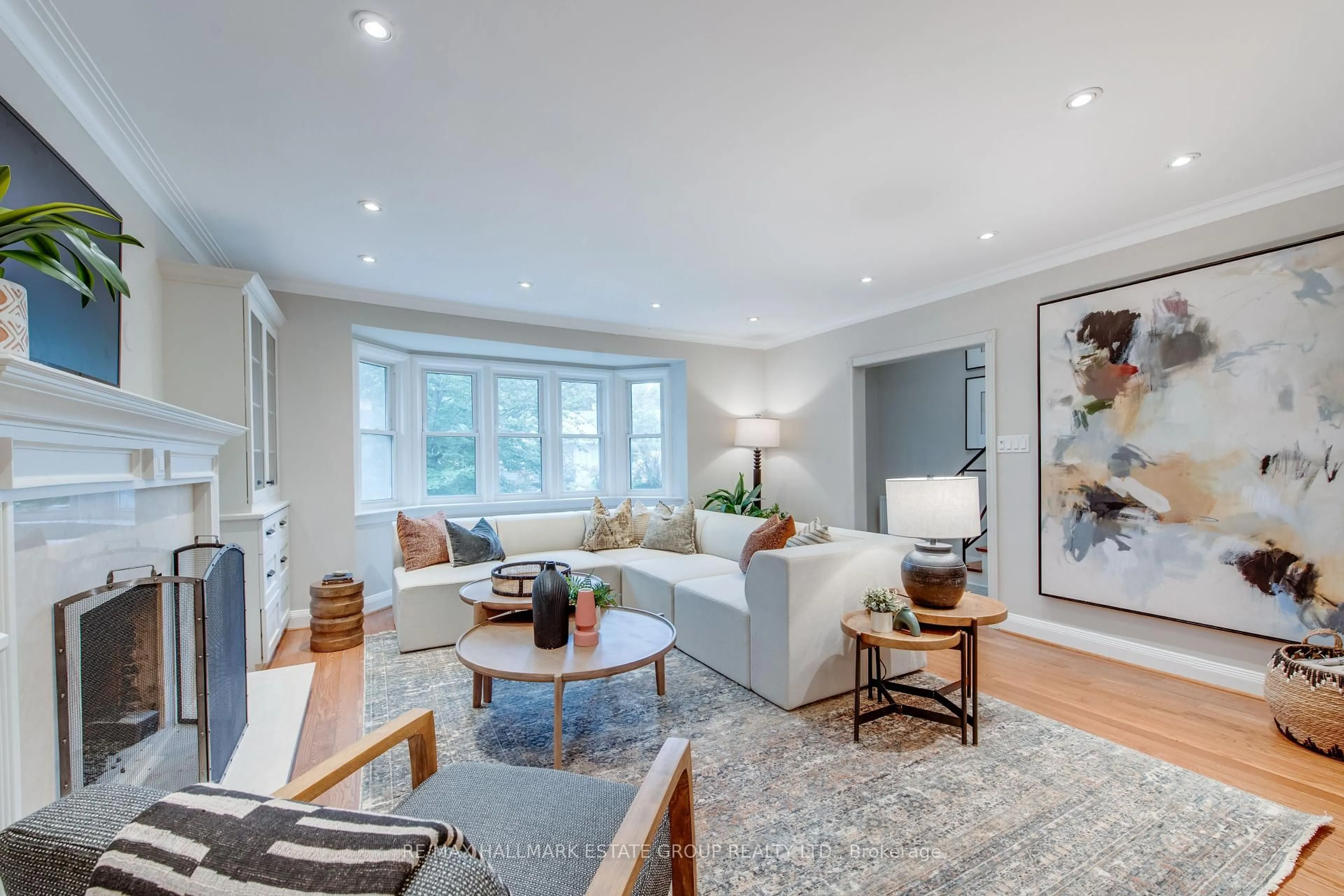 Living room with furniture, unknown for 25 Flanders Rd, Toronto Ontario M6C 3K5