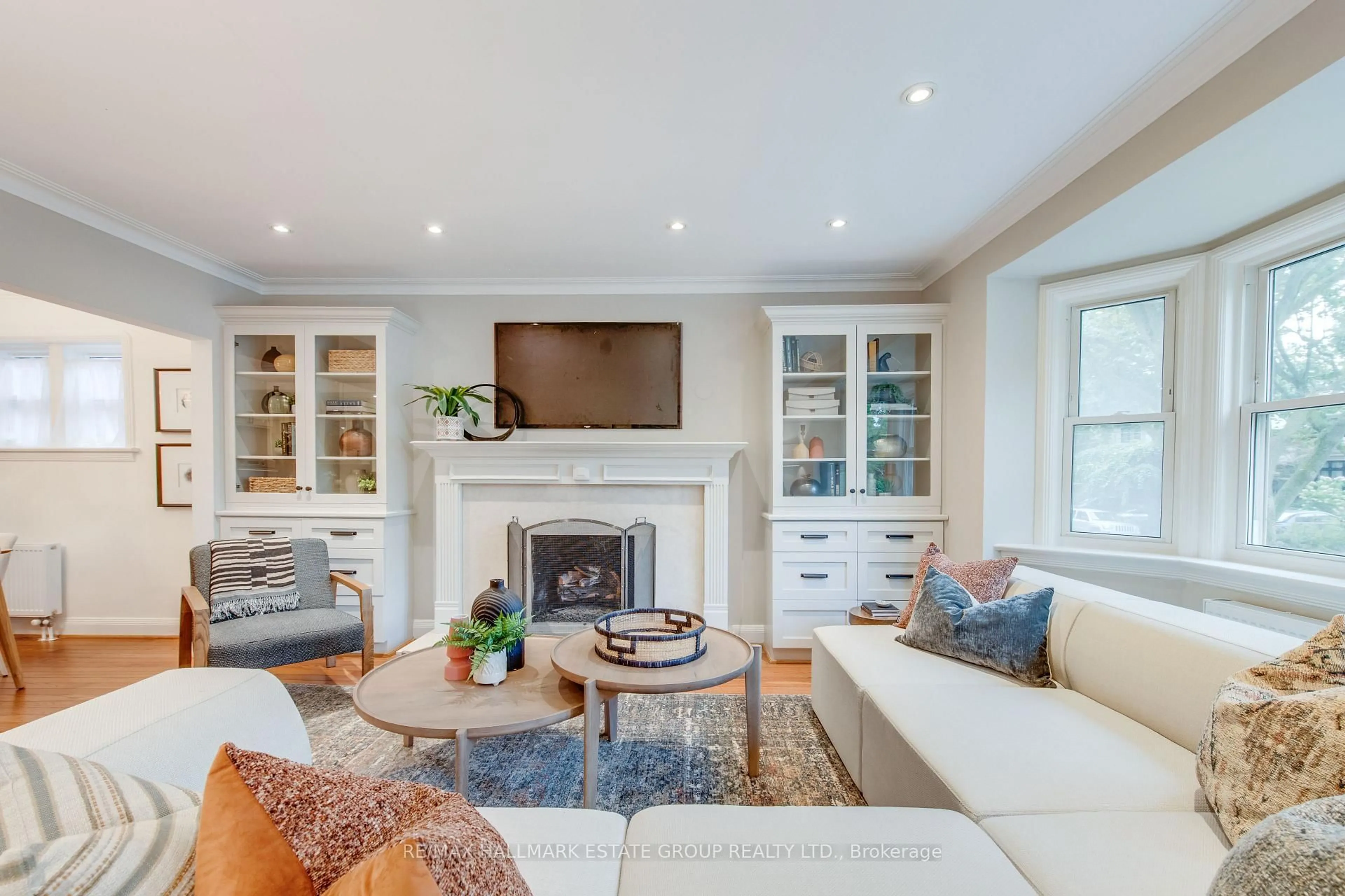 Living room with furniture, unknown for 25 Flanders Rd, Toronto Ontario M6C 3K5
