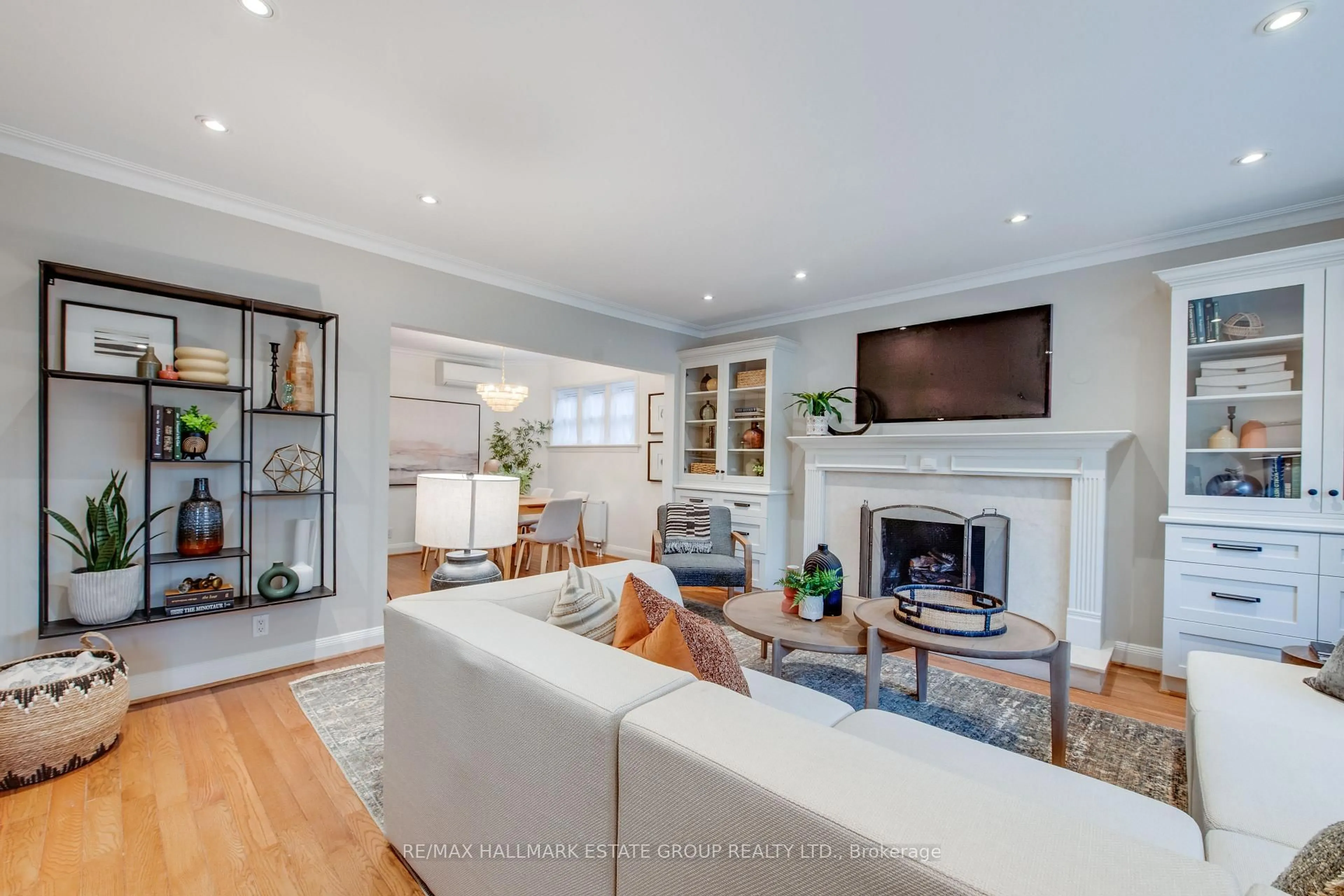 Living room with furniture, unknown for 25 Flanders Rd, Toronto Ontario M6C 3K5