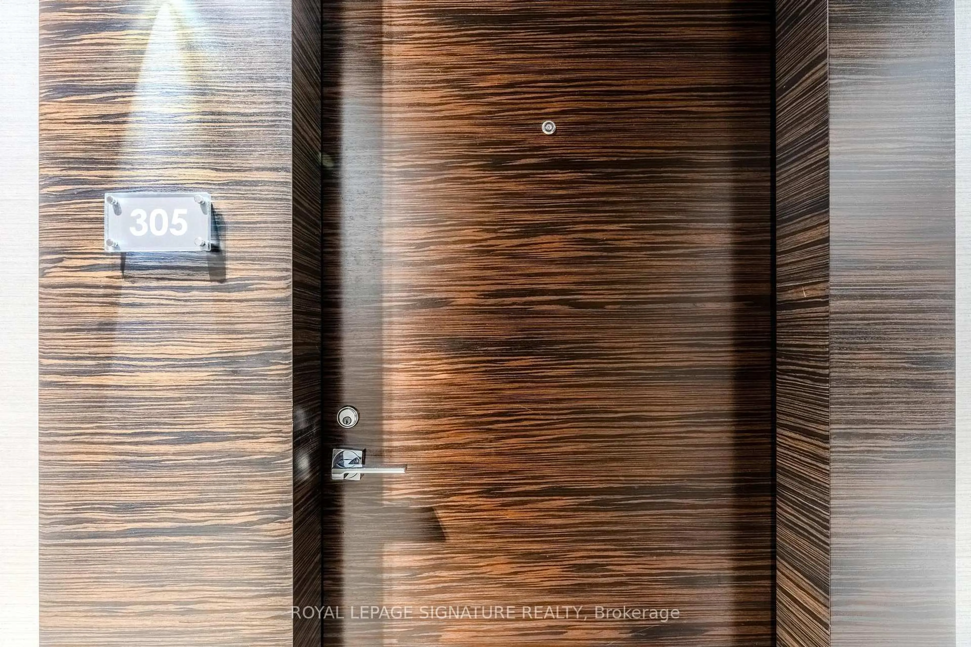 Indoor foyer for 88 Davenport Rd #305, Toronto Ontario M5R 0A5