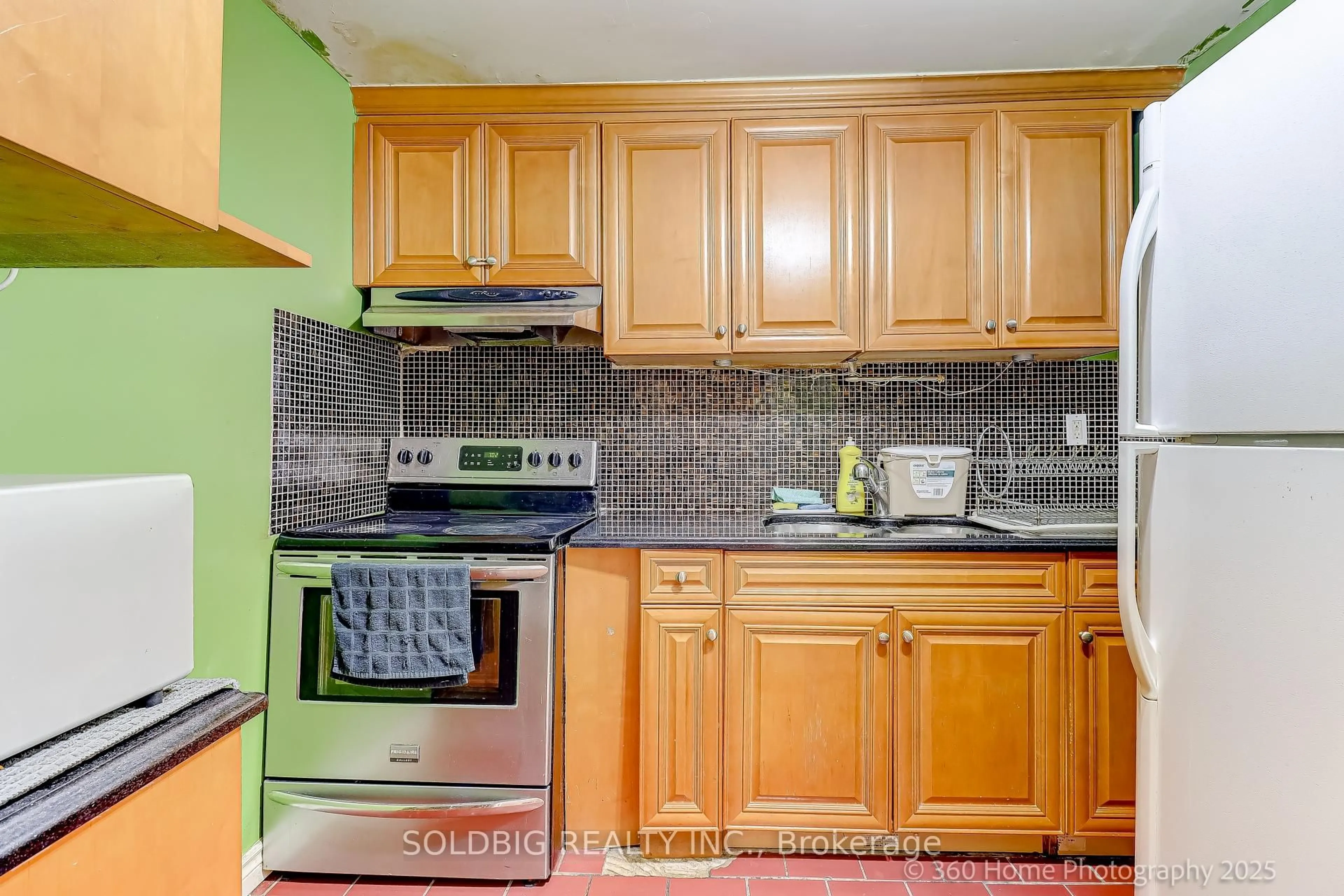 Standard kitchen, unknown for 610 Vaughan Rd, Toronto Ontario M6C 2R5
