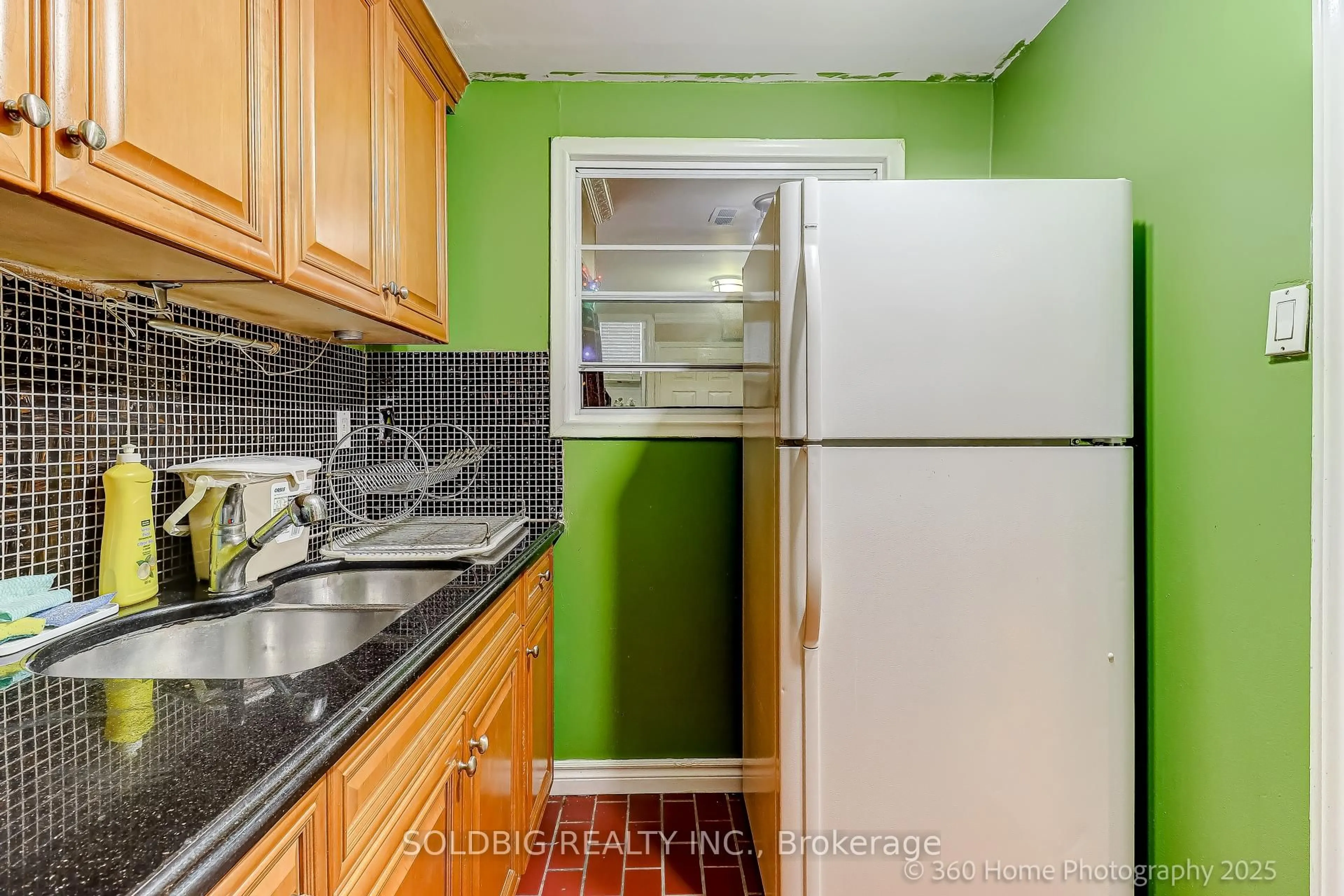 Standard kitchen, unknown for 610 Vaughan Rd, Toronto Ontario M6C 2R5