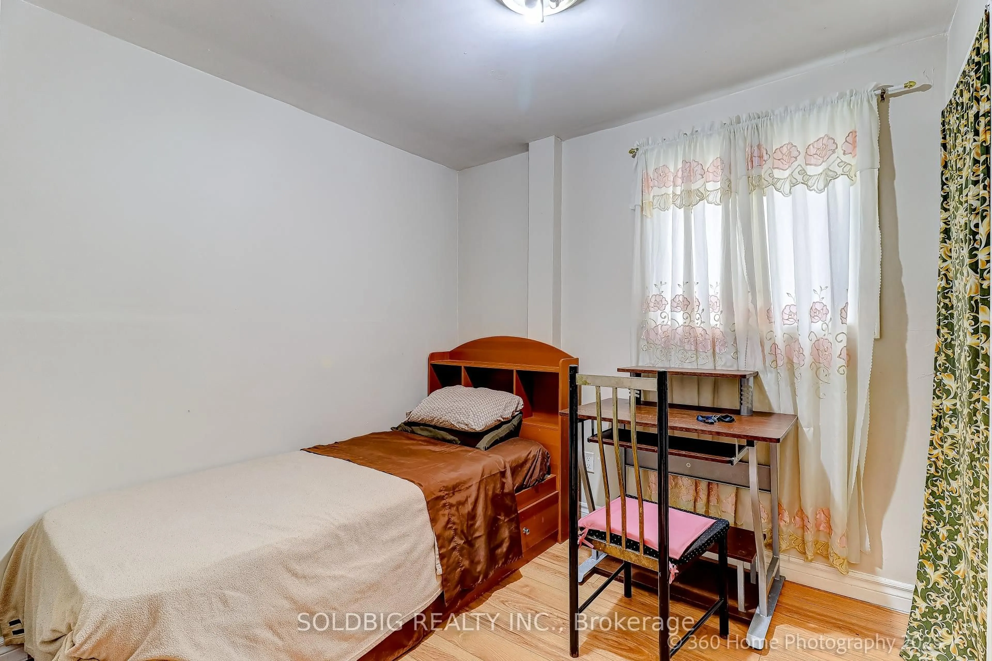 A pic of a room for 610 Vaughan Rd, Toronto Ontario M6C 2R5