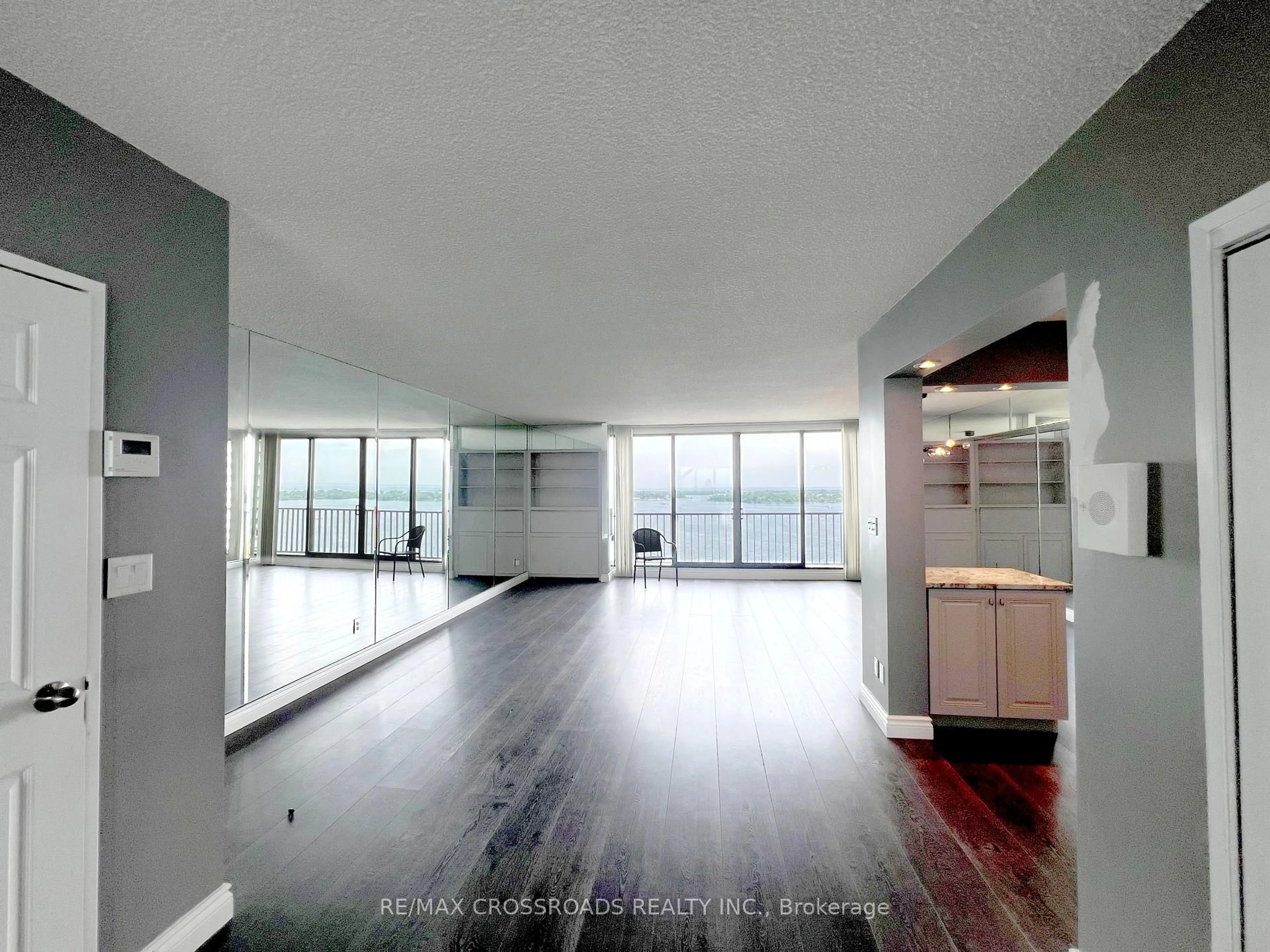 Indoor foyer for 33 Harbour Sq #2212, Toronto Ontario M5J 2G2