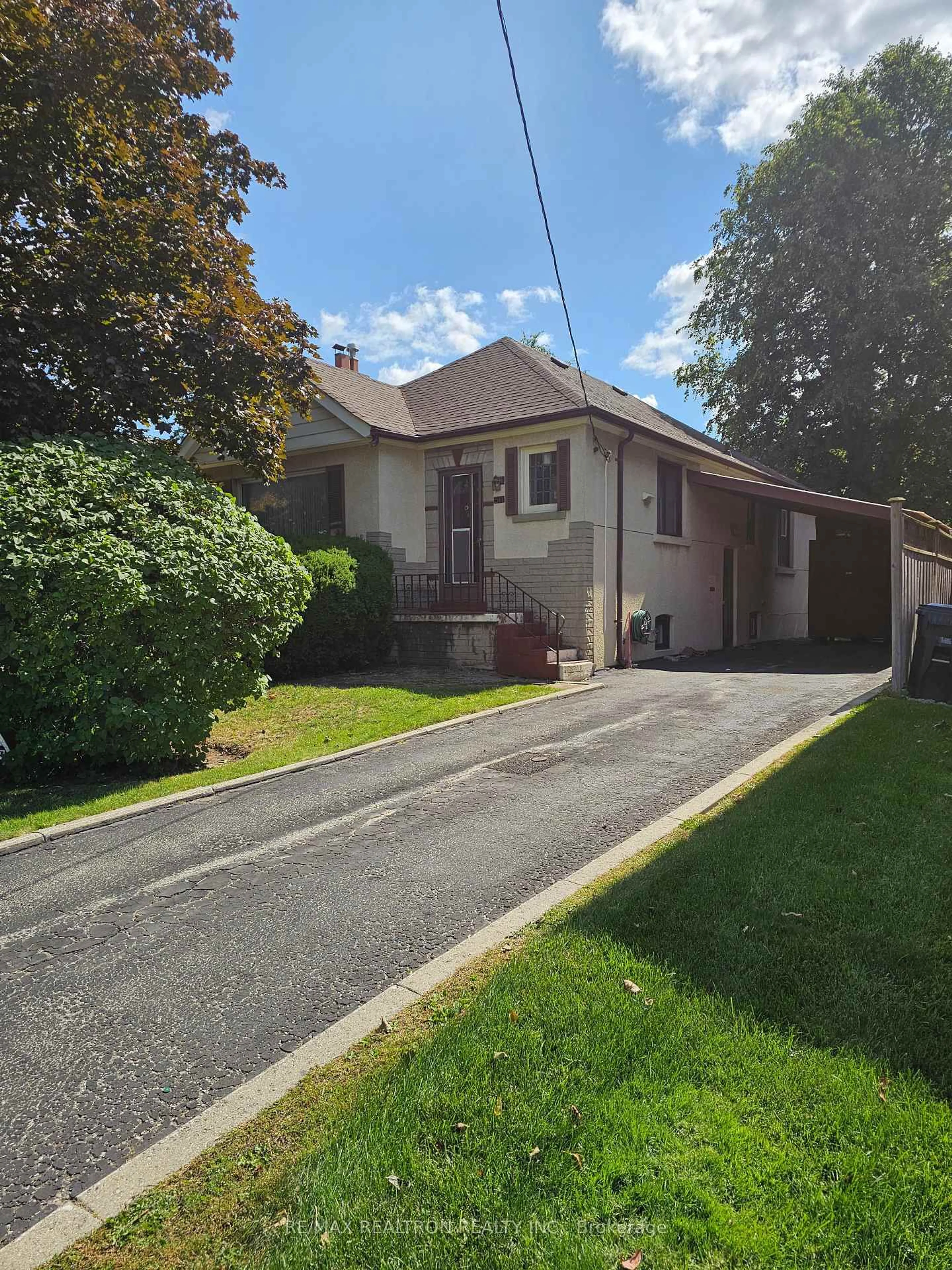 A pic from outside/outdoor area/front of a property/back of a property/a pic from drone, street for 511 Douglas Ave, Toronto Ontario M5M 1H6