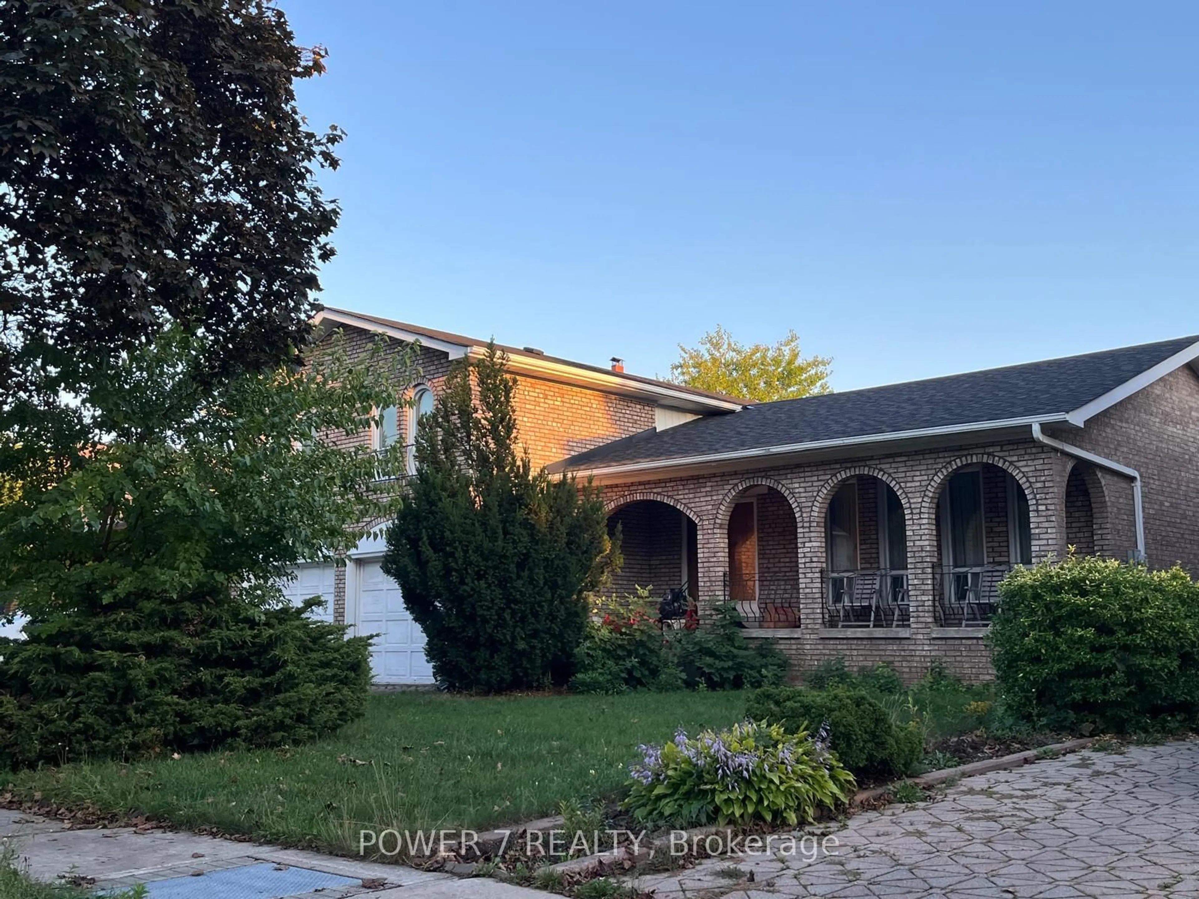 A pic from outside/outdoor area/front of a property/back of a property/a pic from drone, street for 33 Ernest Ave, Toronto Ontario M2J 3T4