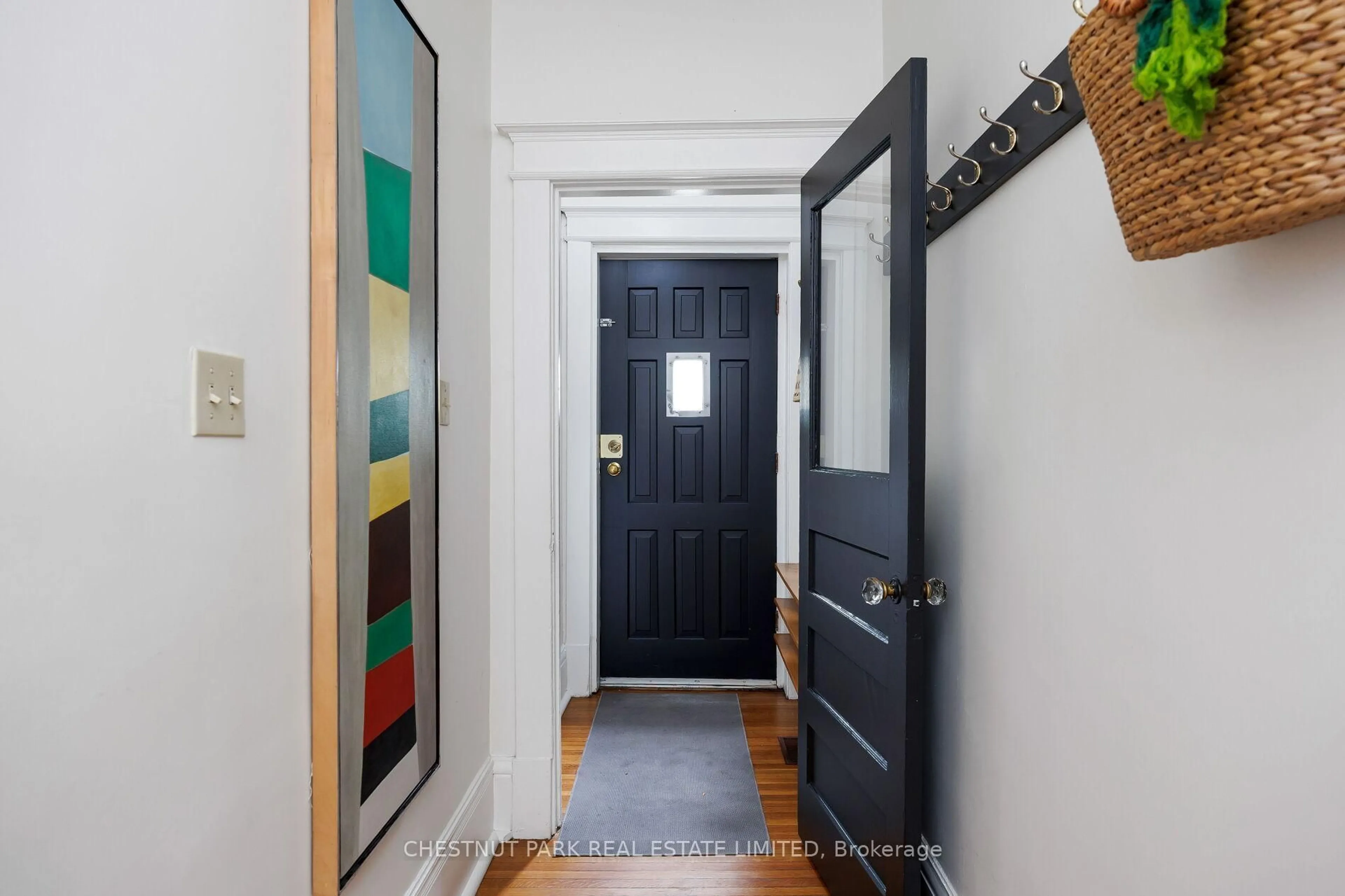 Indoor entryway for 272 Robert St, Toronto Ontario M5S 2K8