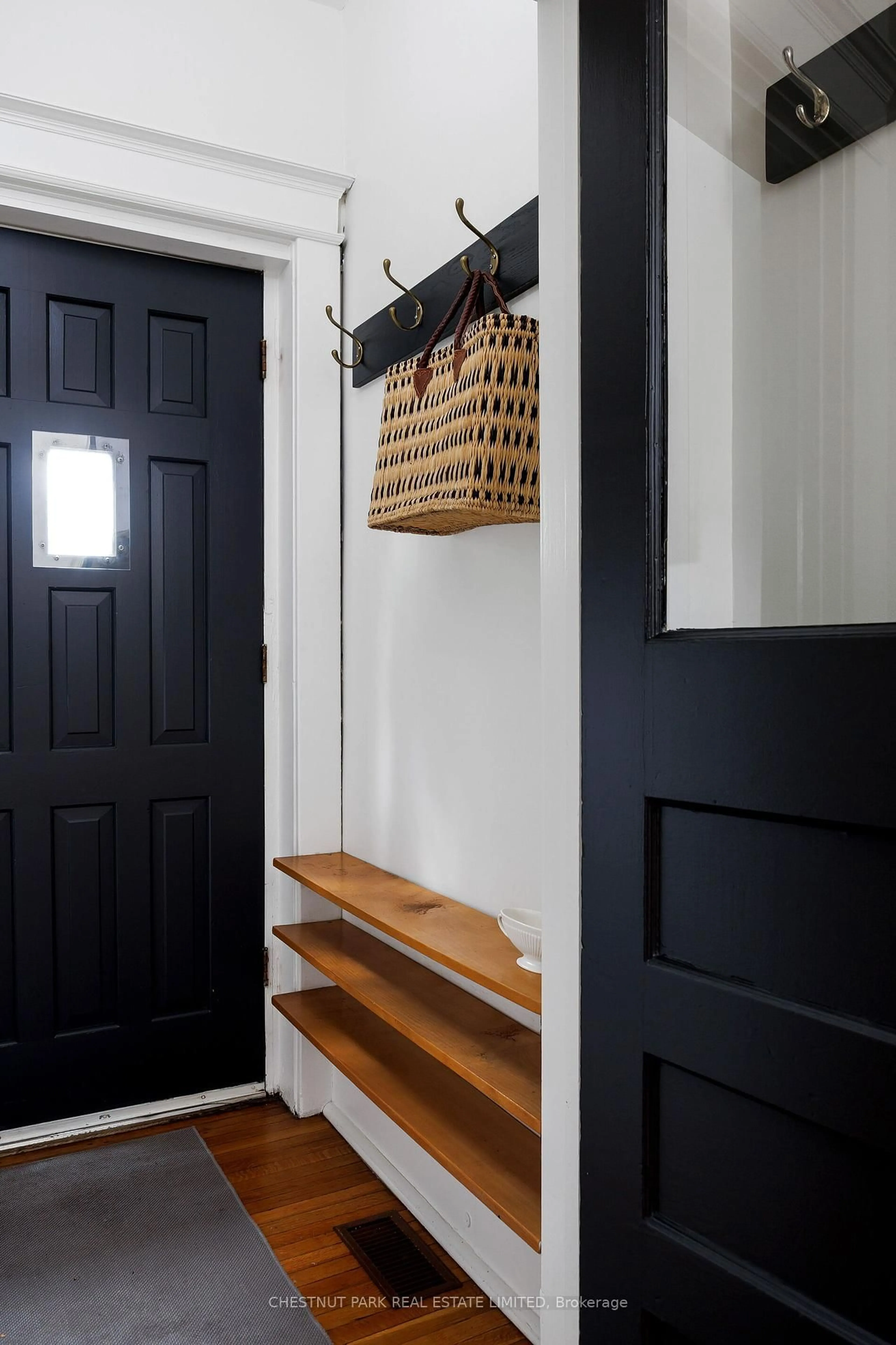 Indoor entryway for 272 Robert St, Toronto Ontario M5S 2K8