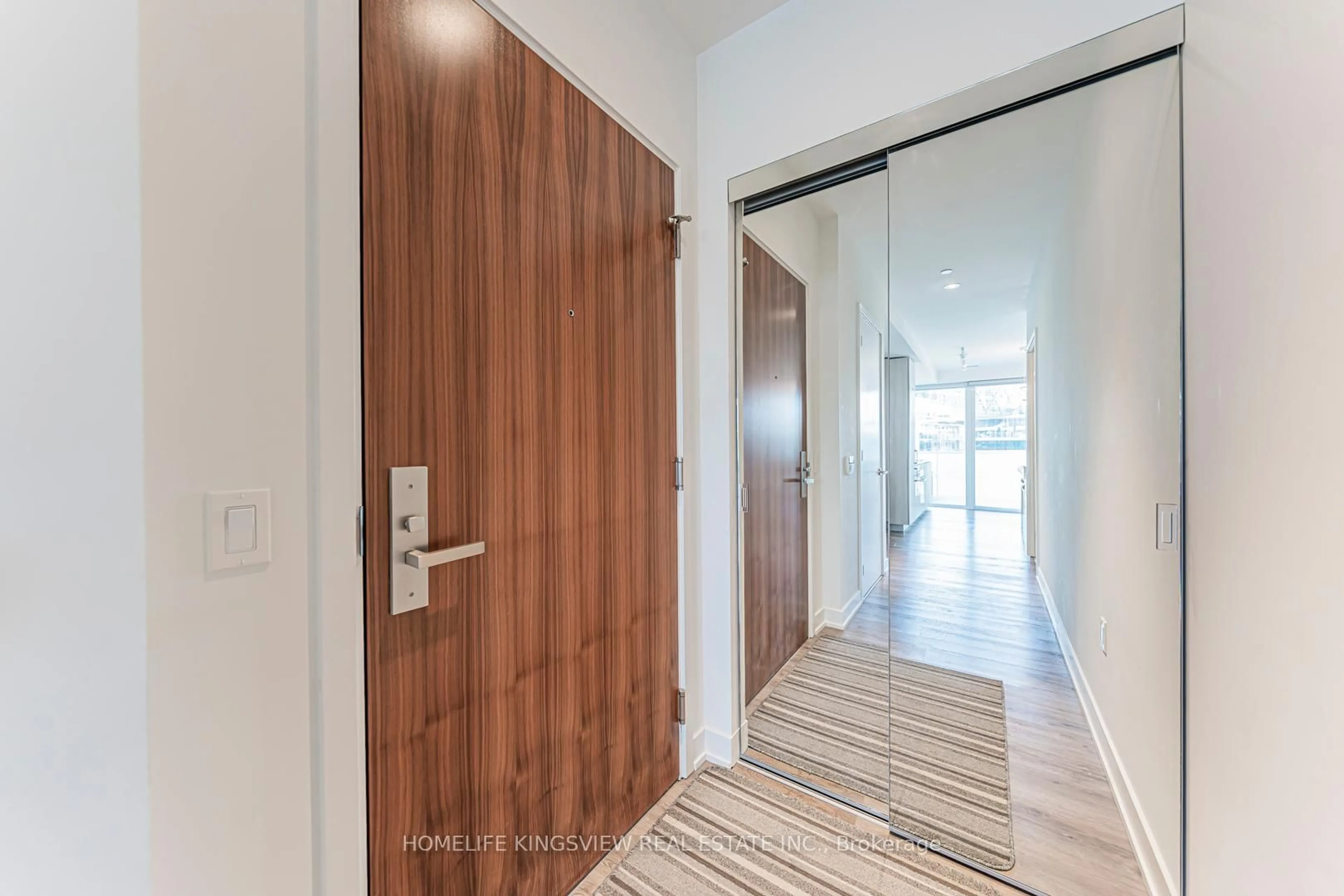 Indoor entryway for 15 Queens Quay #923, Toronto Ontario M5E 0C5
