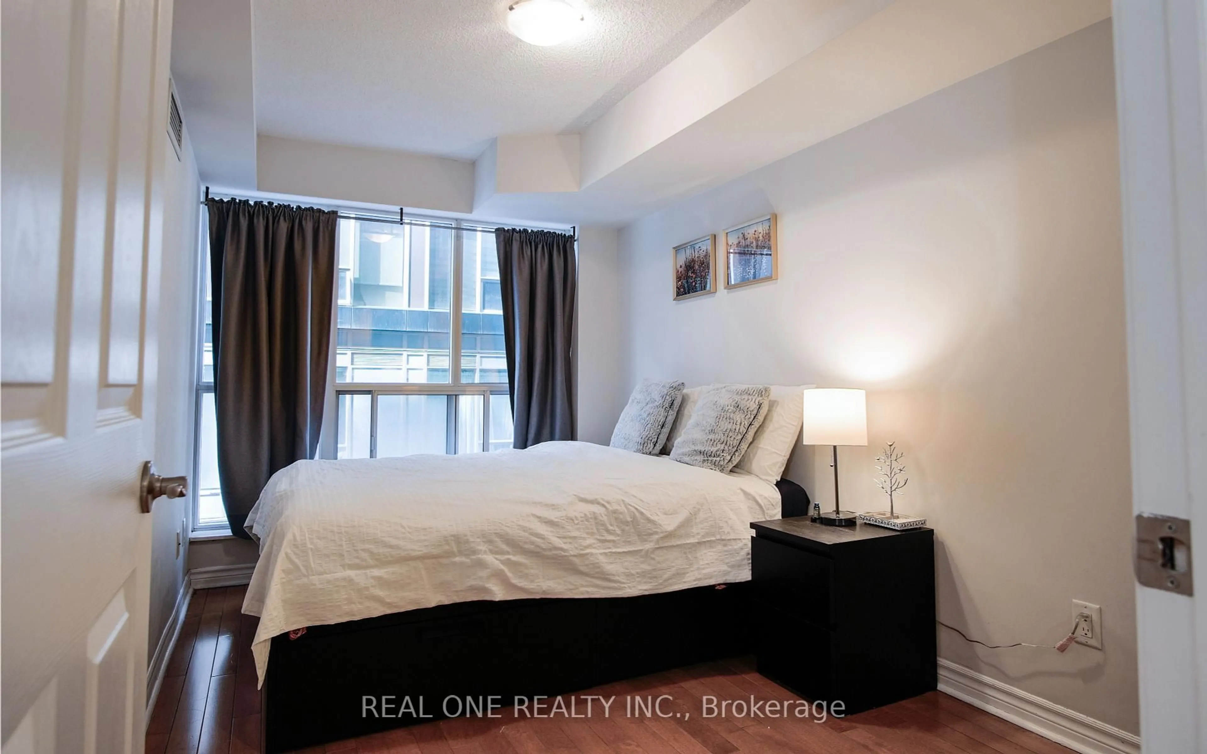 Bedroom with bed, wood/laminate floor for 250 Wellington St #929, Toronto Ontario M5V 3P6
