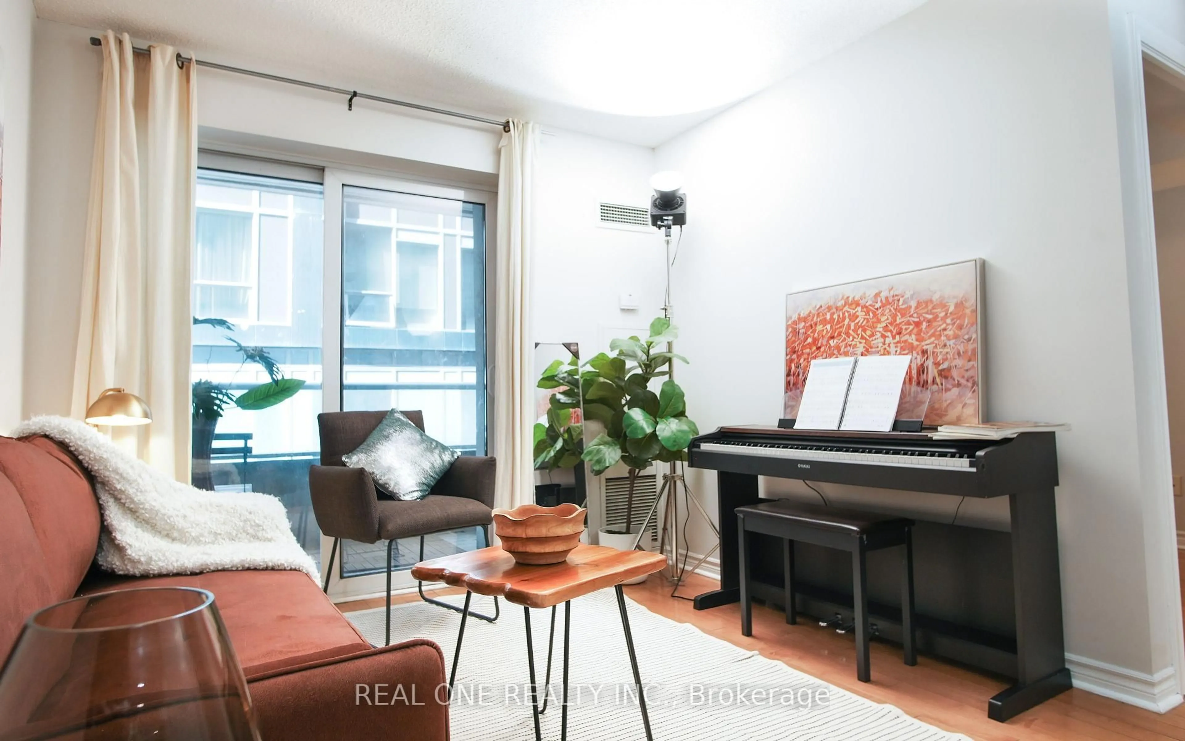 Living room with furniture, unknown for 250 Wellington St #929, Toronto Ontario M5V 3P6
