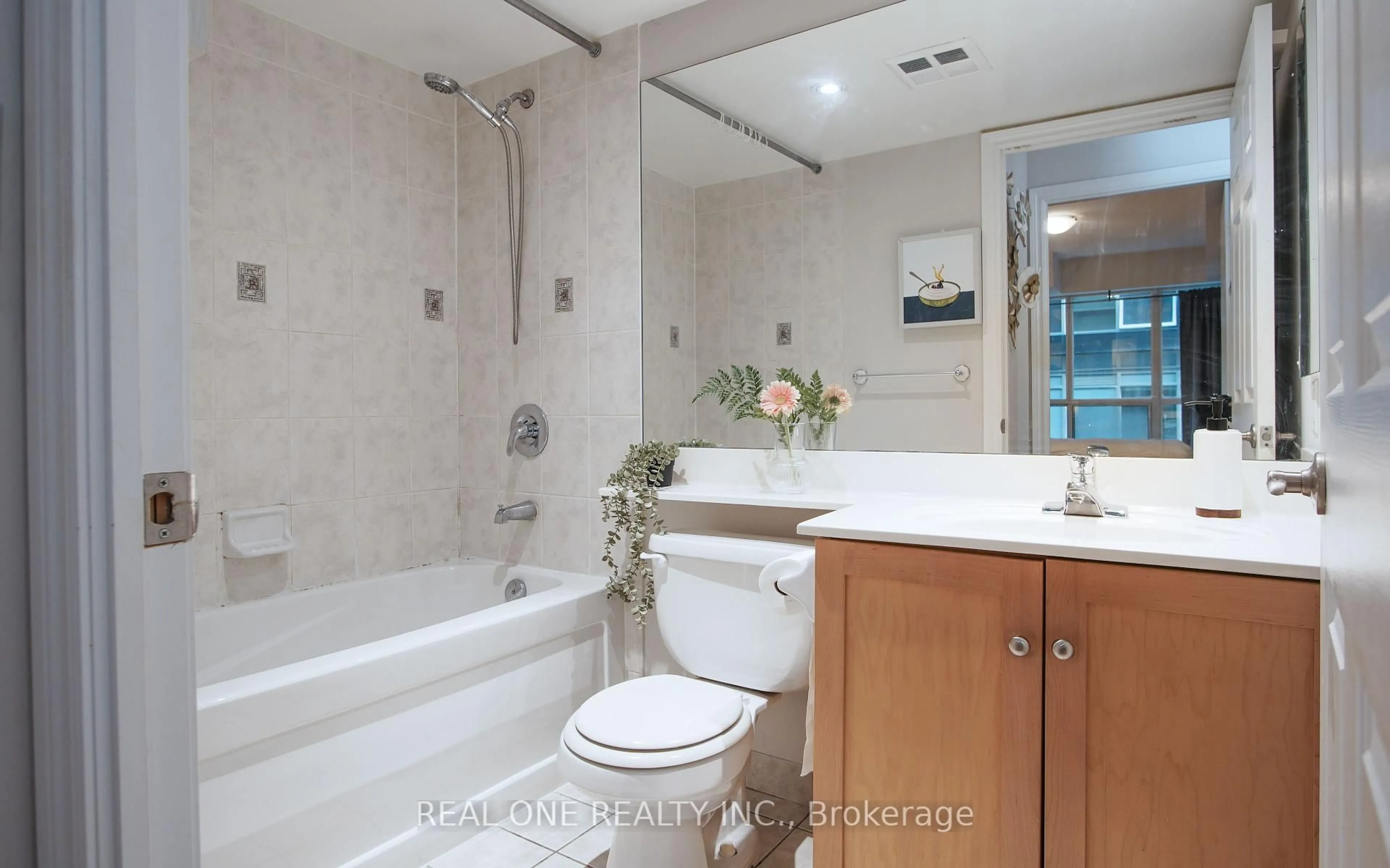 Standard bathroom, ceramic/tile floor for 250 Wellington St #929, Toronto Ontario M5V 3P6