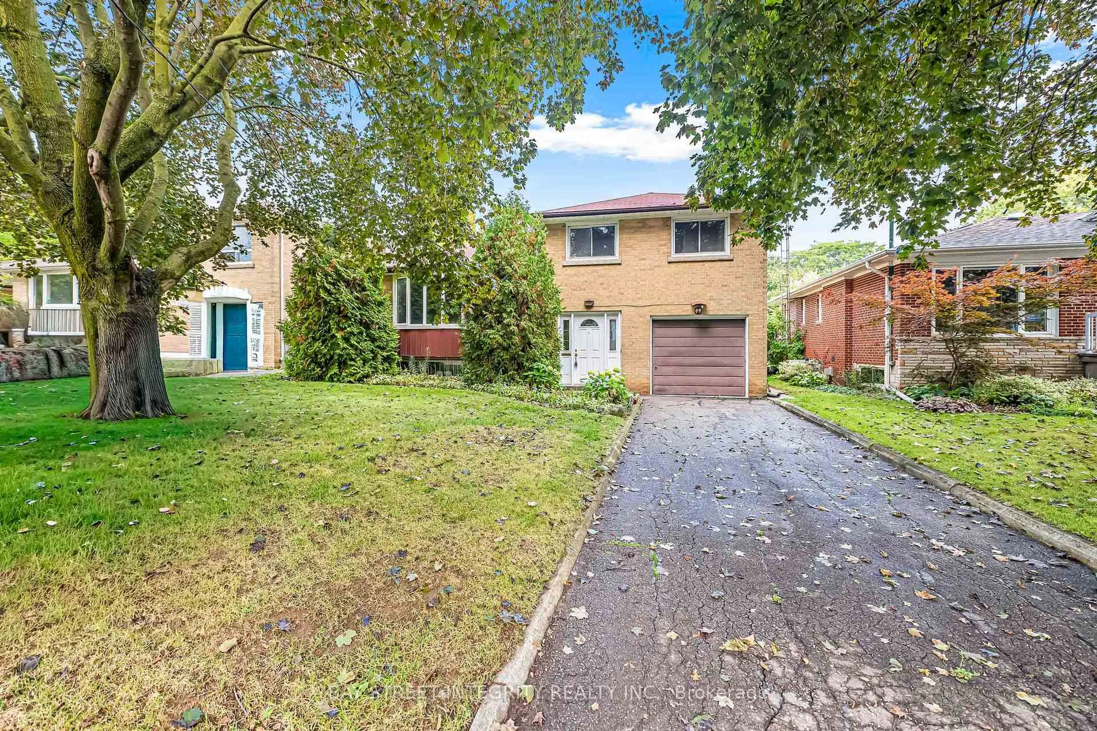A pic from outside/outdoor area/front of a property/back of a property/a pic from drone, street for 44 Bowerbank Dr, Toronto Ontario M2M 1Z8