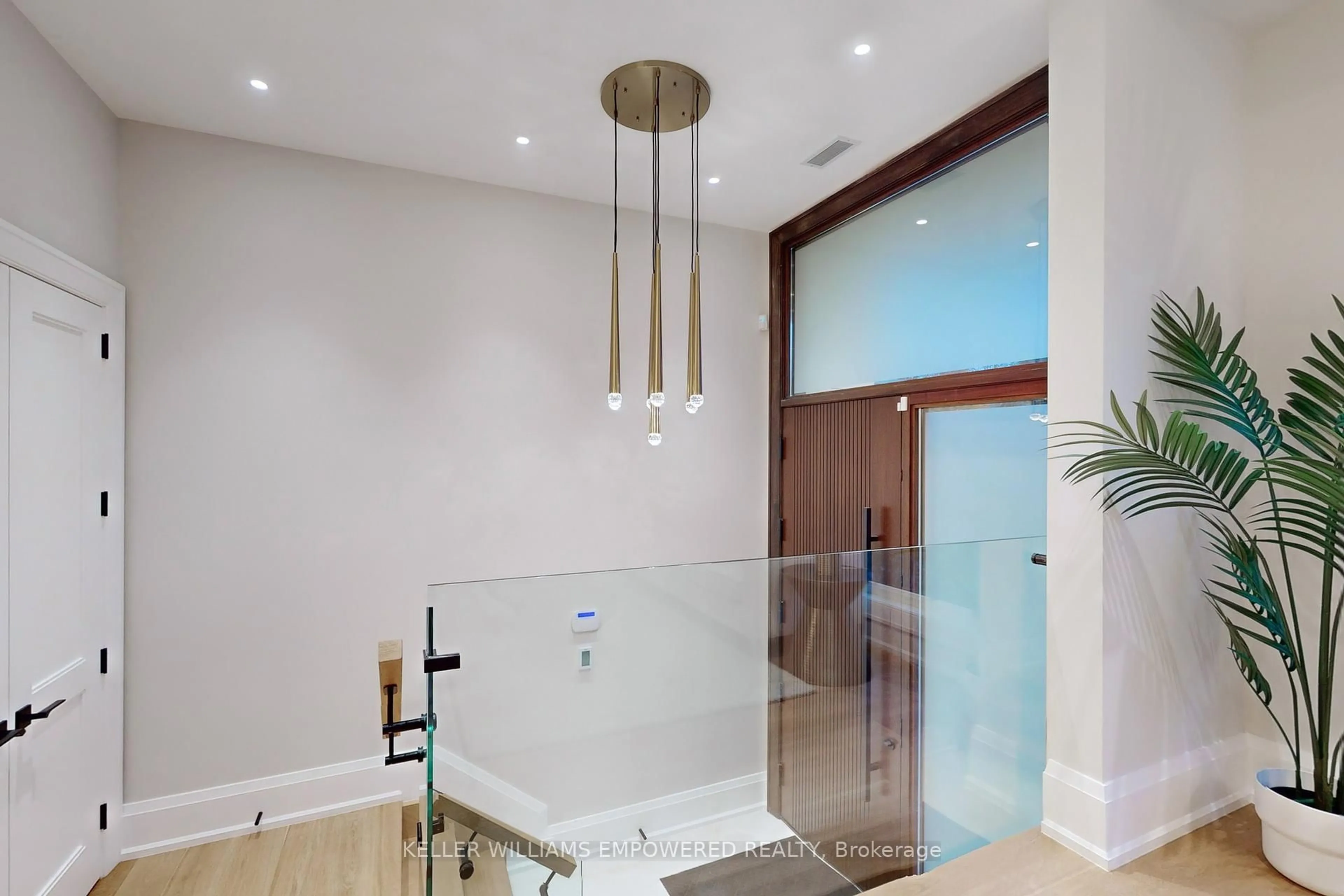 Indoor foyer for 127 Joicey Blvd, Toronto Ontario M5M 2T8