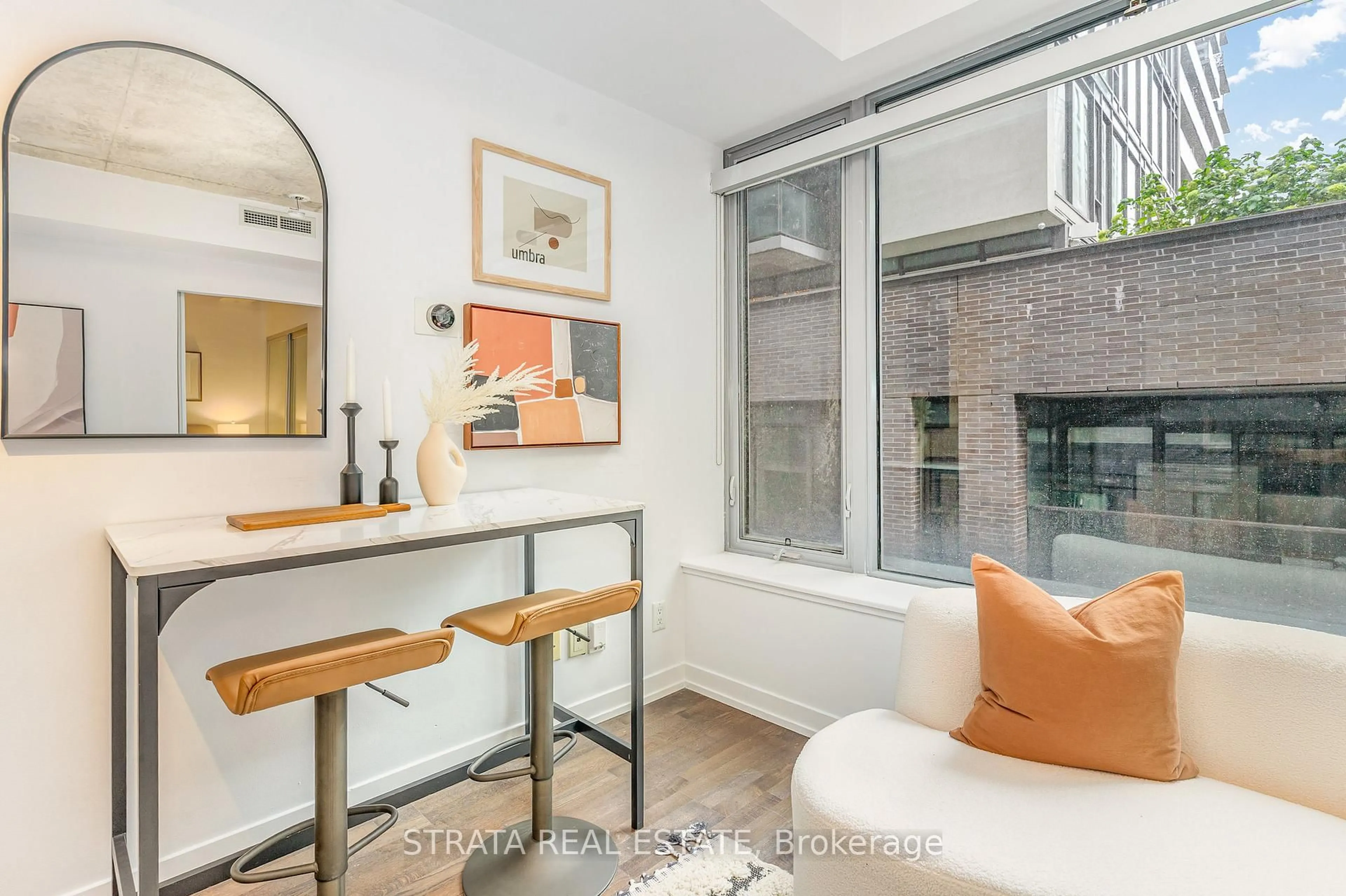 A pic of a room for 95 Bathurst St #615, Toronto Ontario M5V 2P9