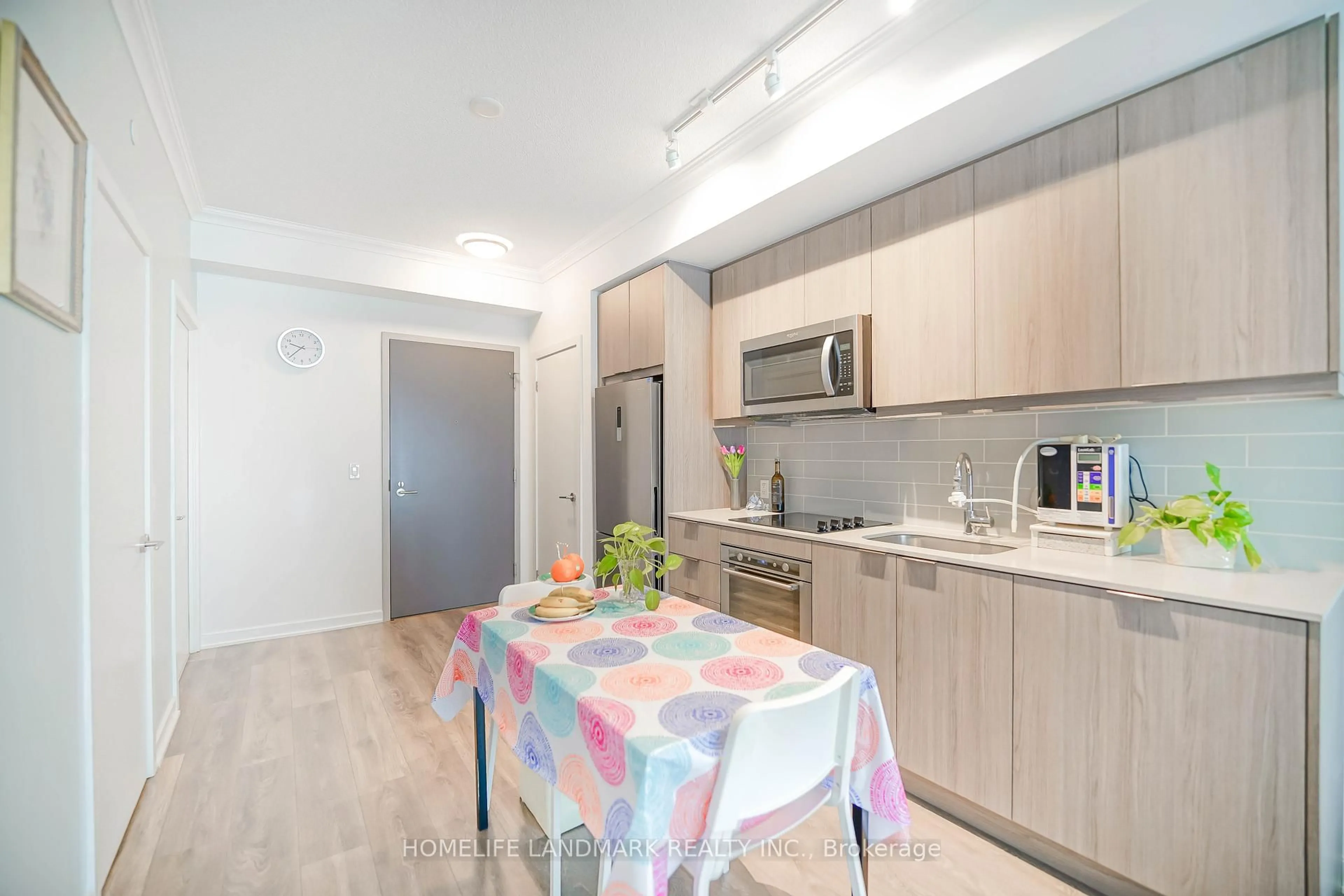Standard kitchen, wood/laminate floor for 38 Forest Manor Rd #411, Toronto Ontario M2J 0H4