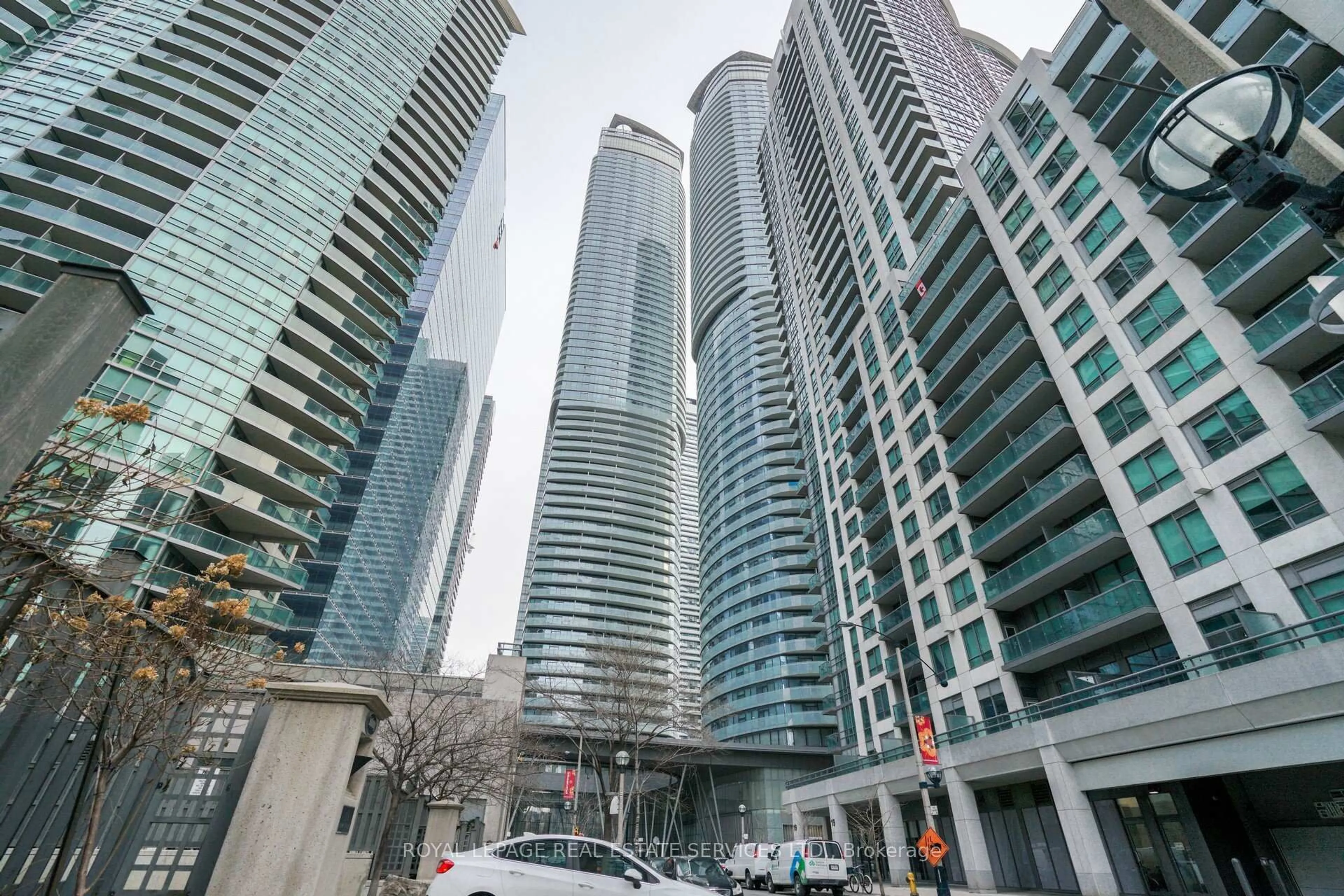 Indoor foyer for 12 York St #407, Toronto Ontario M5J 0A9