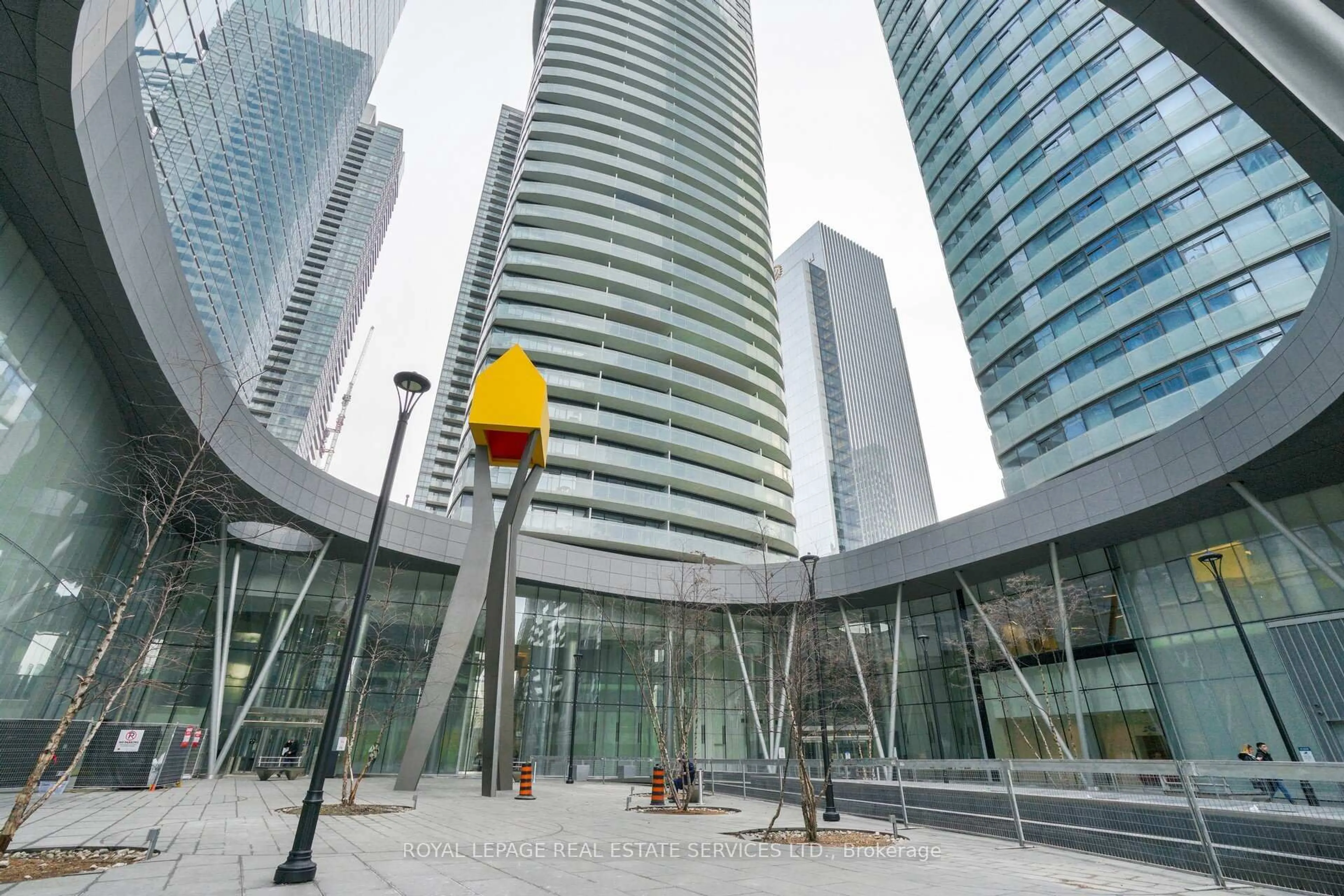 Indoor foyer for 12 York St #407, Toronto Ontario M5J 0A9