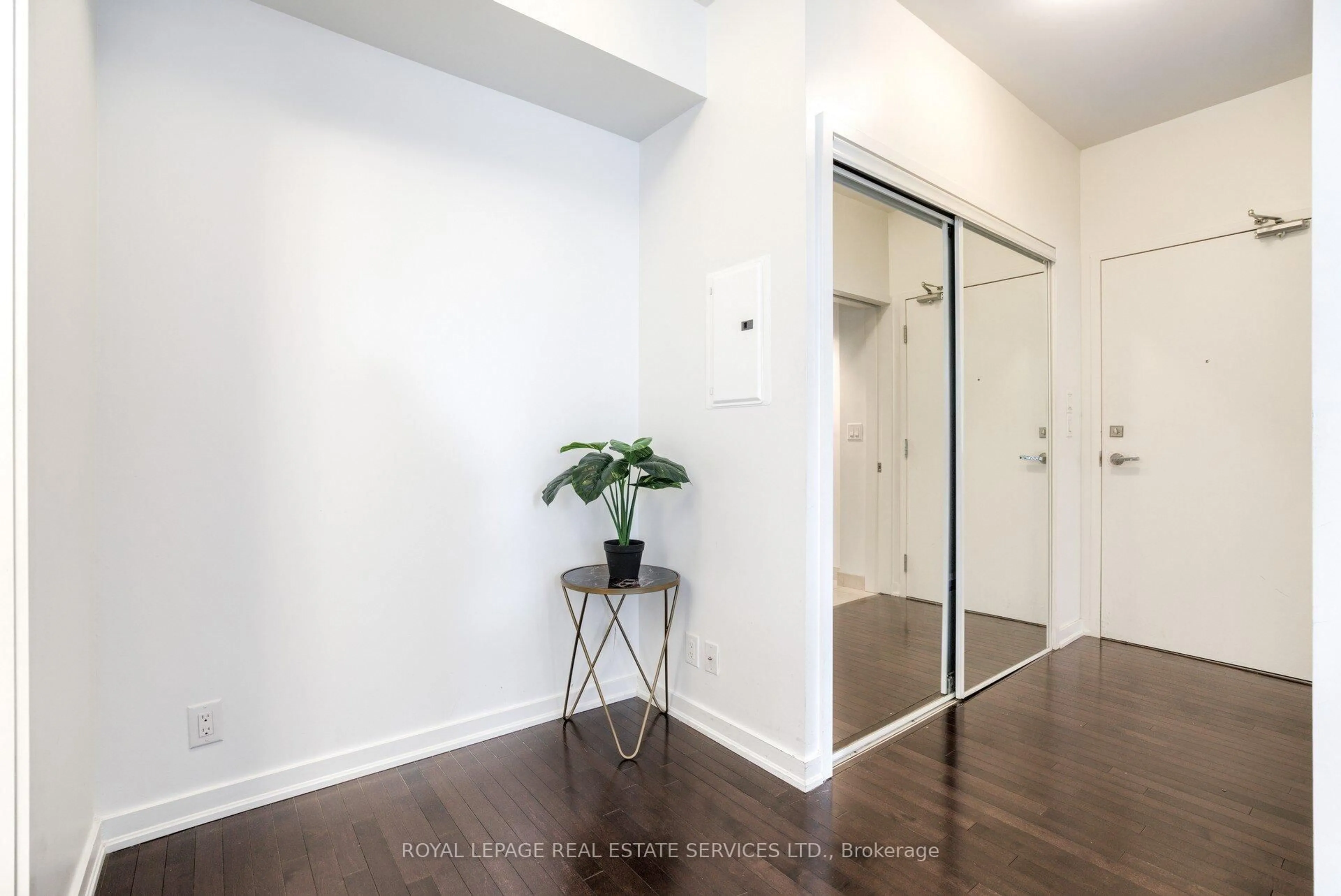 Unknown for 12 York St #407, Toronto Ontario M5J 0A9