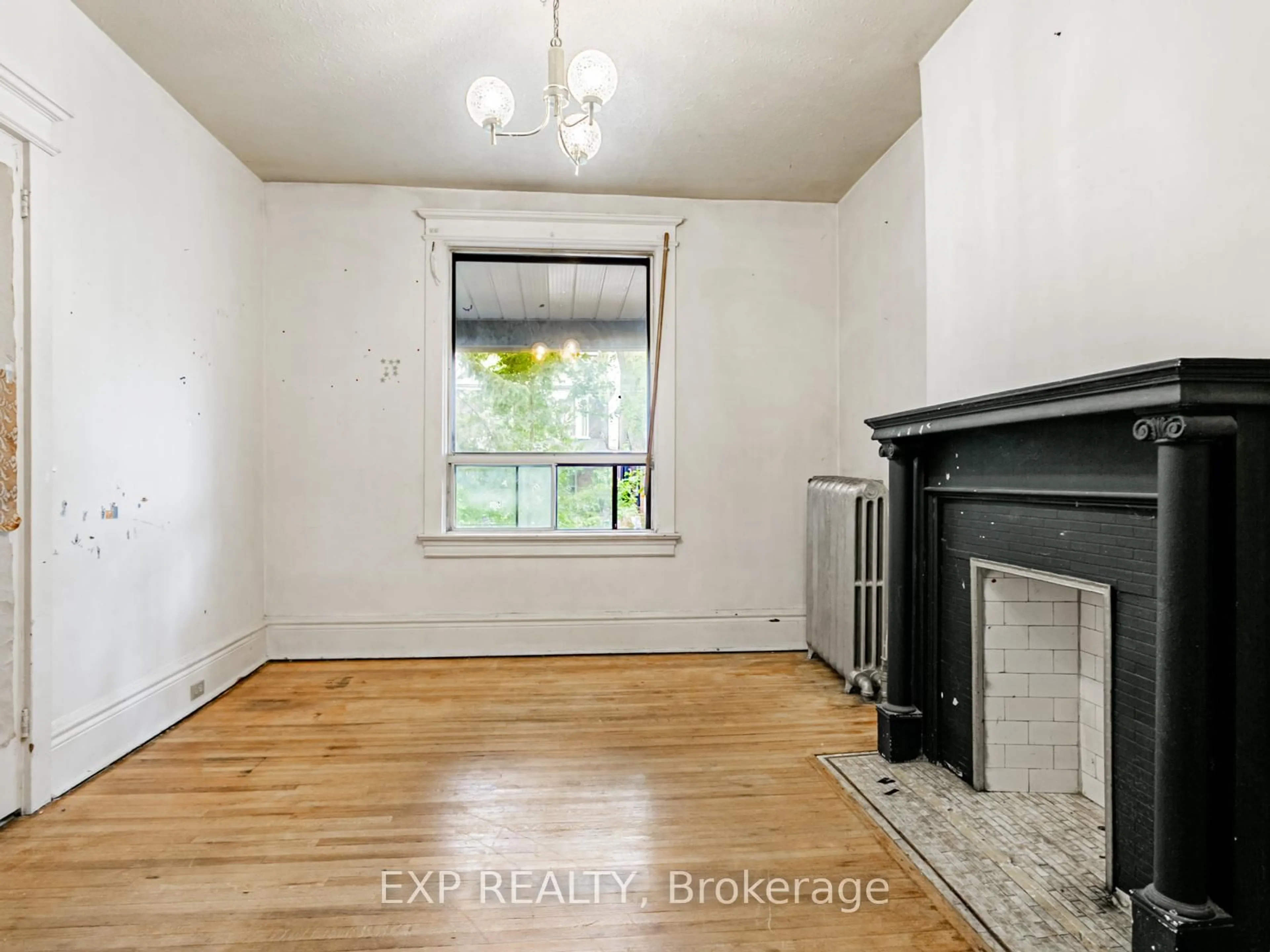 A pic of a room for 235 Grace St, Toronto Ontario M6G 3A7