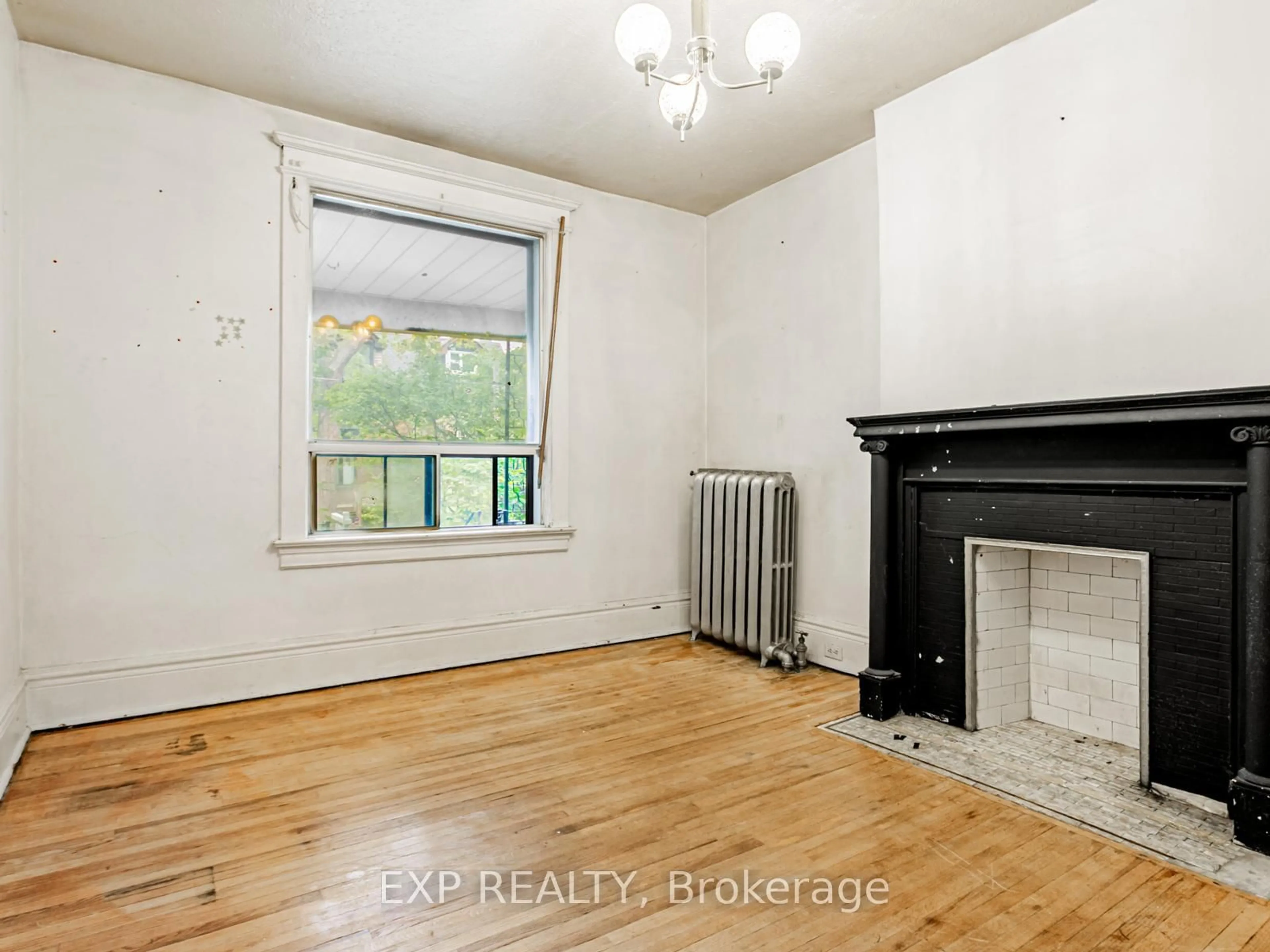A pic of a room for 235 Grace St, Toronto Ontario M6G 3A7